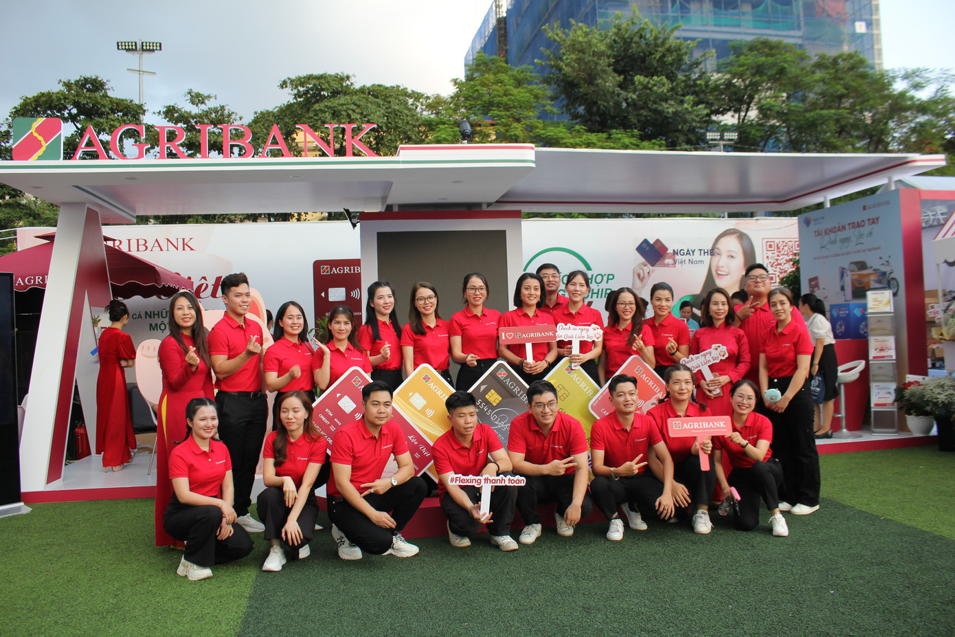 Không gian trải nghiệm và check in tại gian hàng của Agribank được ê-kip sự kiện của ngân hàng chăm chút tỉ mỉ và công phu. Không gian trải nghiệm và check in tại gian hàng của Agribank được ê-kip sự kiện của ngân hàng chăm chút tỉ mỉ và công phu.