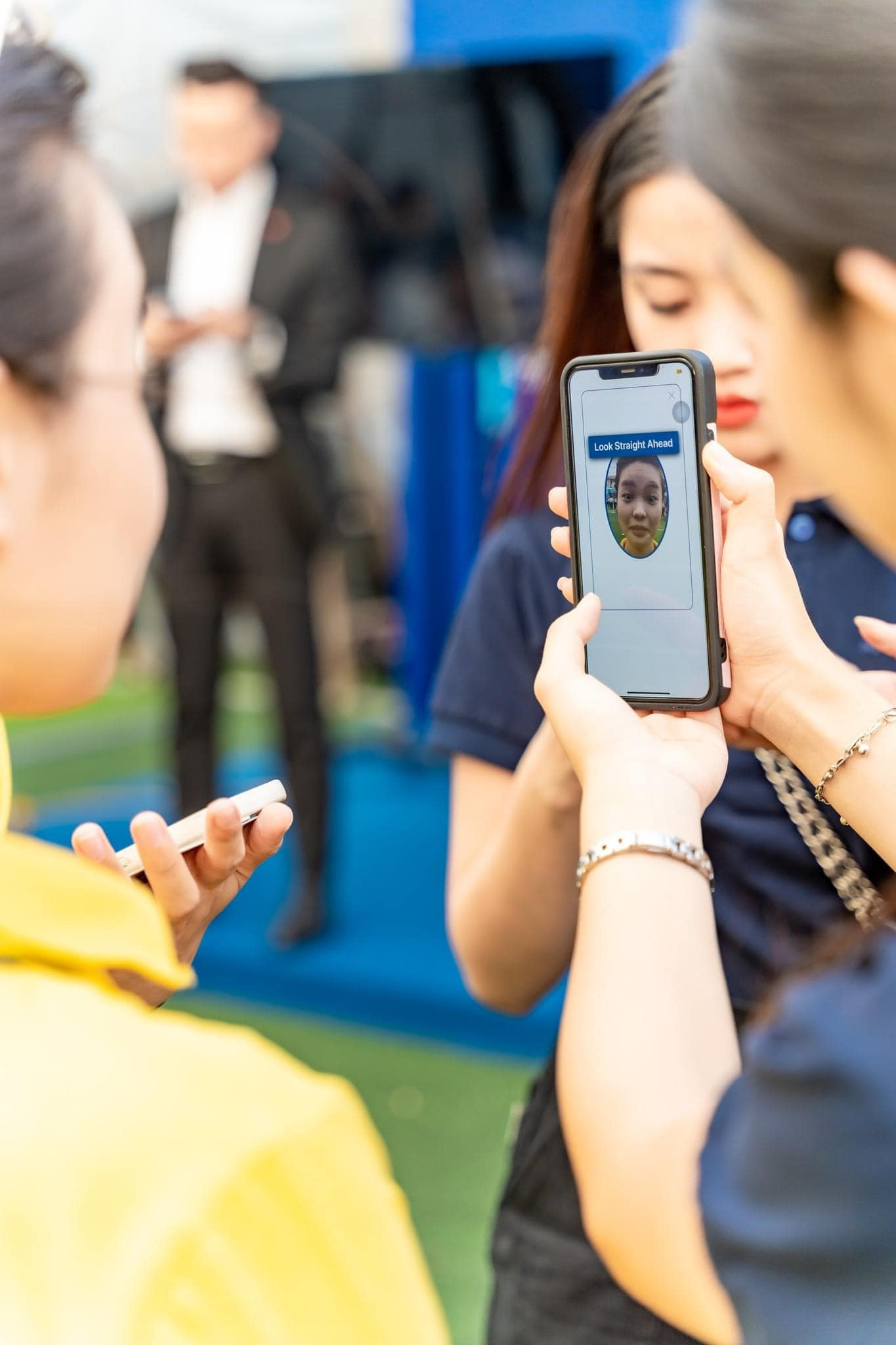 Đến với gian hàng của BVBank tại Ngày Thẻ Việt Nam 2023 - Sóng Festival, bằng việc chỉ sử dụng ứng dụng của ngân hàng là các bạn trẻ có thể giao dịch hầu hết các giao dịch tài chính thông qua việc quét mã QR, dễ dàng quản lý chi tiêu.