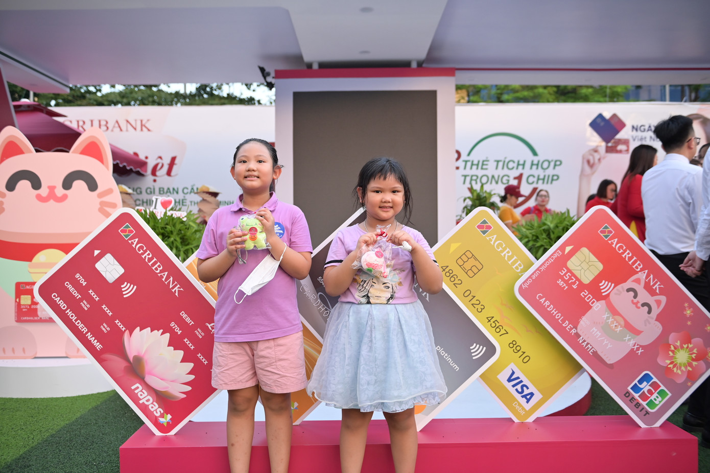 Bên cạnh trải nghiệm và mở thẻ, các khách hàng đến với gian hàng của Agribank tại Ngày thẻ Việt Nam 2023 - Sóng Festival còn nhận được rất nhiều quà tặng đặc biệt. Bên cạnh trải nghiệm và mở thẻ, các khách hàng đến với gian hàng của Agribank tại Ngày thẻ Việt Nam 2023 - Sóng Festival còn nhận được rất nhiều quà tặng đặc biệt.