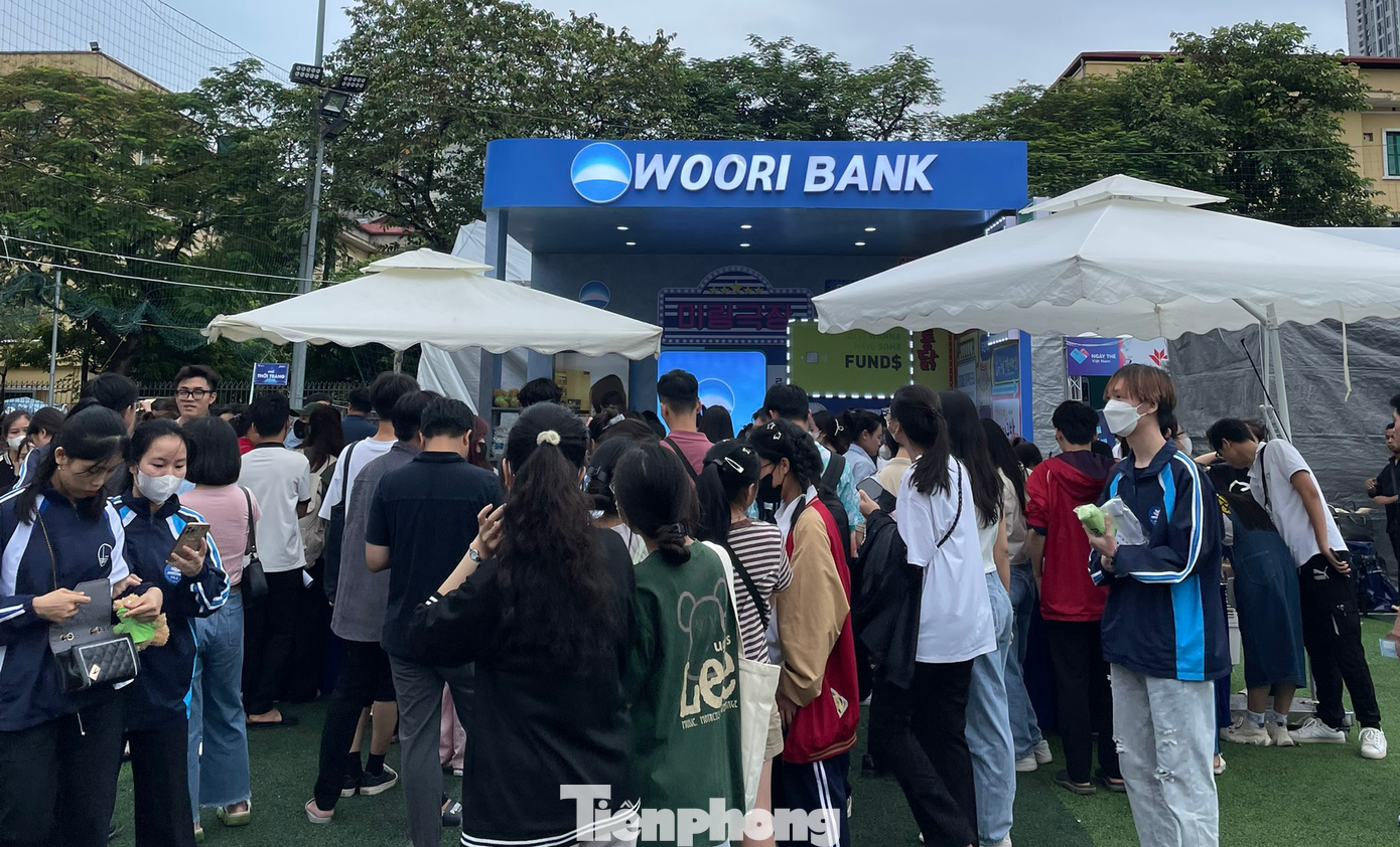 Ngân hàng Woori có mặt lần đầu tiên tại Việt Nam vào năm 1997, cho đến năm 2017 thì thành lập pháp nhân chính thức với tên gọi Ngân hàng TNHH MTV Woori Việt Nam (Ngân hàng Woori Việt Nam), đặt tại Hội sở tại Hà Nội.