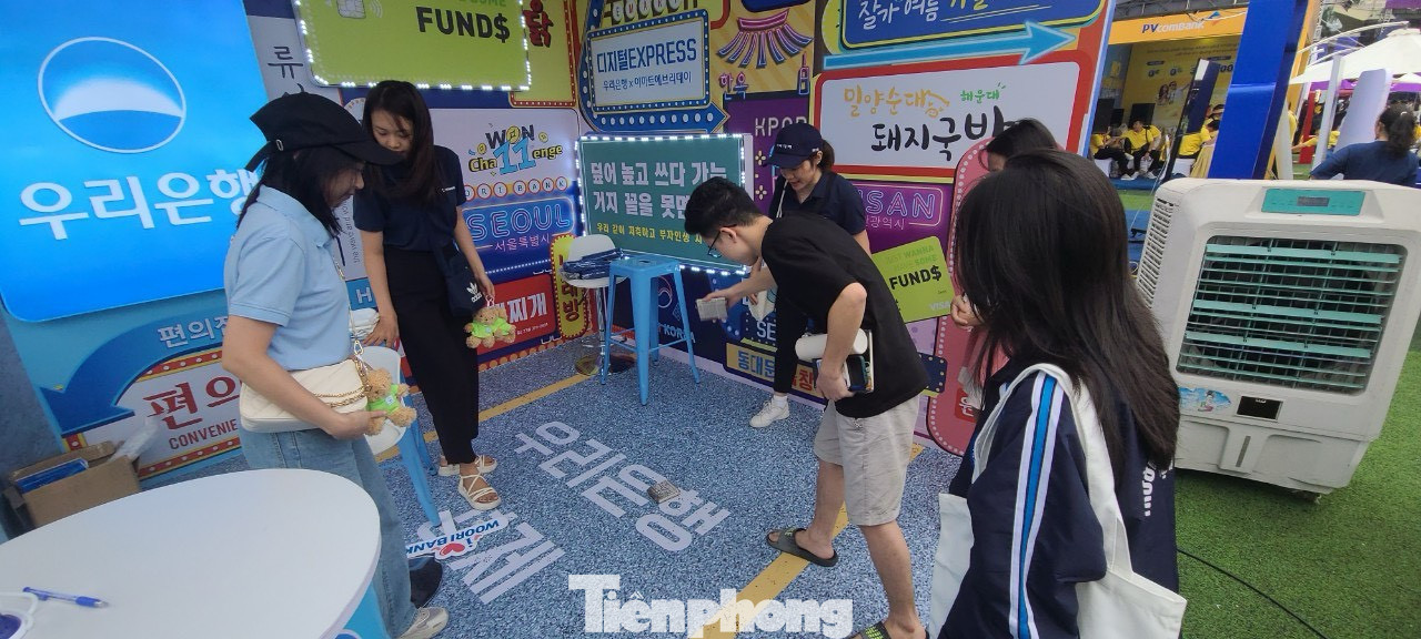 Tham gia trải nghiệm dịch vụ thẻ tại gian hàng của WooriBank, khách hàng sẽ được trao tặng gấu bông xinh xắn.