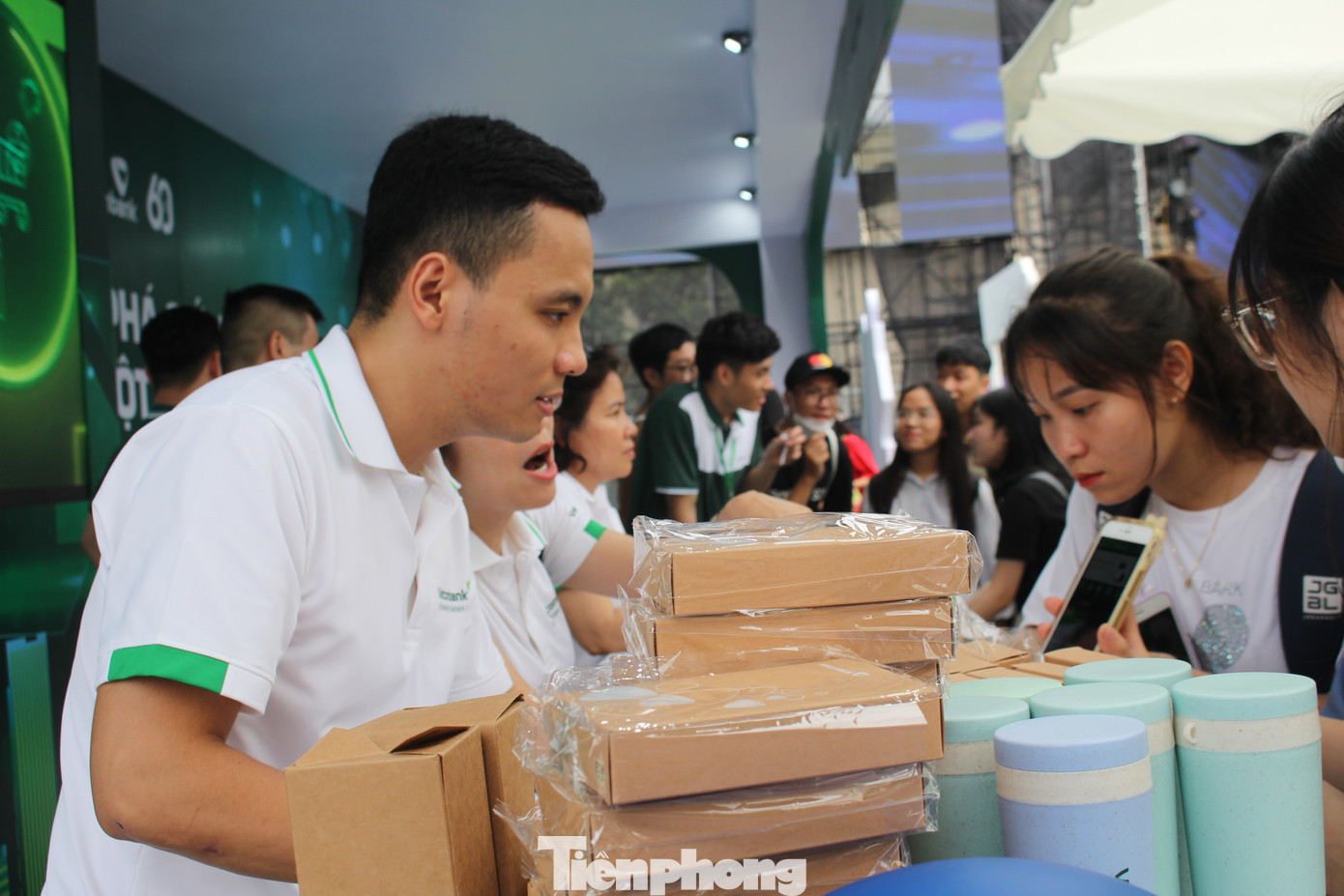 Đặc biệt, khách hàng mở thẻ ở gian hàng của Vietcombank tại Ngày thẻ Việt Nam 2023 - Sóng Festival còn có cơ hội săn hàng nghìn Voucher giảm giá mua sắm trên VCB Digibank, voucher mua 1 tặng 1 vé xem phim, quà tặng hiện vật… trong các “Khung giờ vàng” của gian hàng.