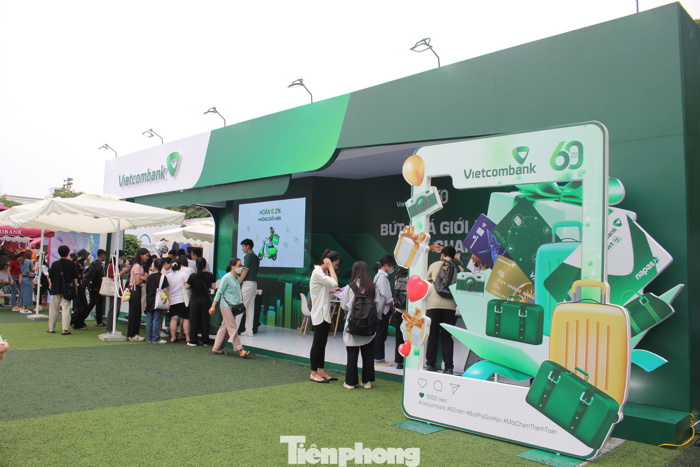 Đại diện Vietcombank cho biết, trong bối cảnh cách mạng công nghệ 4.0, Vietcombank luôn coi việc số hóa, phát triển mô hình ngân hàng số là chiến lược trọng tâm, không đơn thuần chỉ là những dự án công nghệ. Việc chuyển đổi số từ sớm, đầu tư mạnh mẽ cho công nghệ và bắt trúng nhu cầu của khách hàng giúp nhà băng có lợi thế lớn trên thị trường.