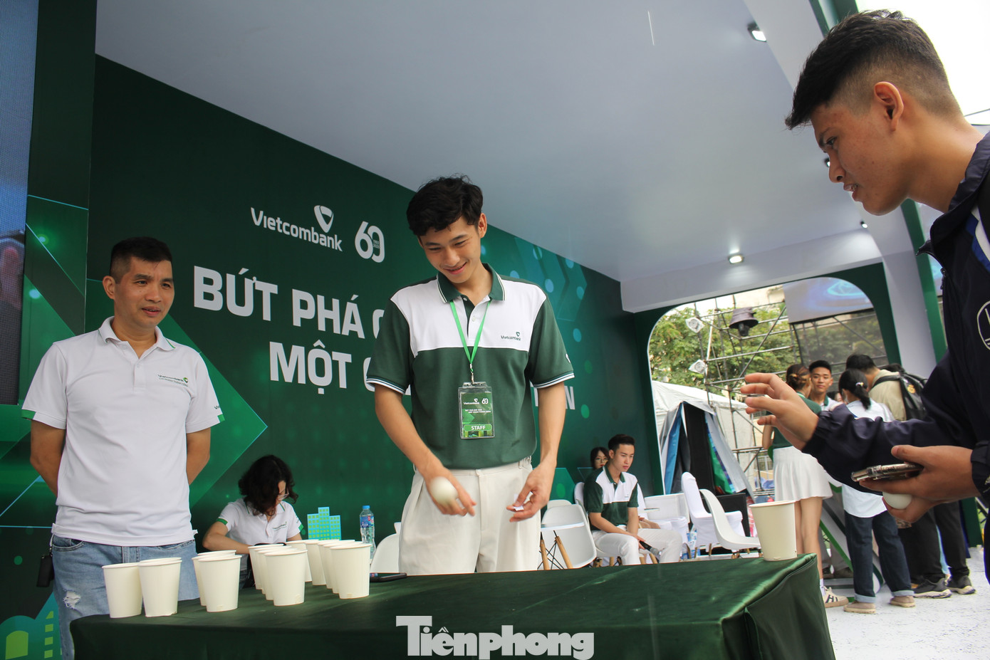 Hình ảnh các bạn trẻ tham gia trò chơi của Vietcombank tại Ngày thẻ Việt Nam 2023 - Sóng Festival.