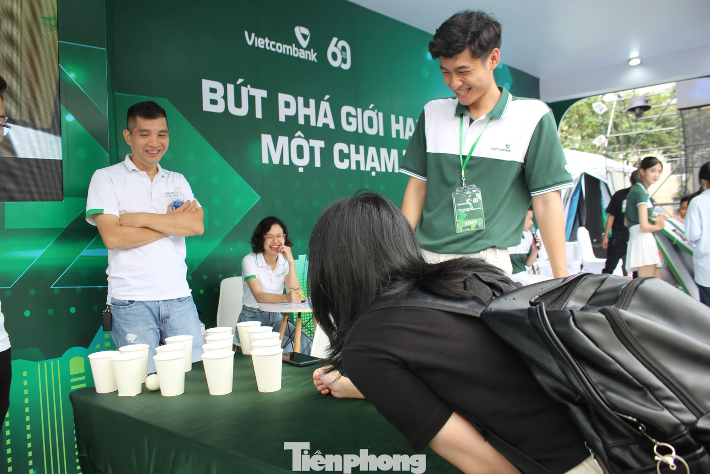 Hình ảnh các bạn trẻ tham gia trò chơi của Vietcombank tại Ngày thẻ Việt Nam 2023 - Sóng Festival.