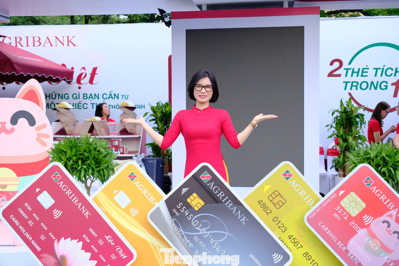 Khi đến gian hàng, điểm nhấn đầu tiên là bức tường bên trái với biểu tượng chữ A màu đỏ cách điệu, biểu trưng cho chữ cái A đầu tiên trong nhận diện thương hiệu của Agribank. Tiến vào khu checkin, khách hàng sẽ checkin với những bức ảnh đẹp cùng với hình ảnh các tấm thẻ của Agribank được sử dụng và thanh toán khắp toàn cầu.