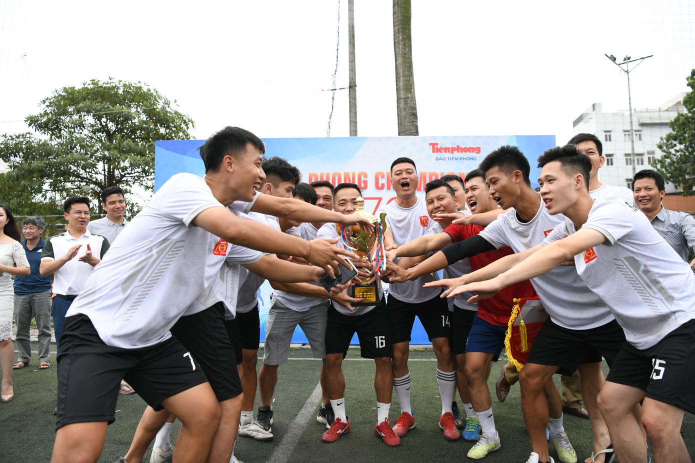 Chia sẻ tại lễ trao giải, Nhà báo Vũ Tiến, Phó Tổng Biên tập Báo Tiền Phong gửi lời cảm ơn đến các đội bóng đã tham gia giải đấu và hi vọng các đội sẽ đồng hành cùng báo Tiền Phong ở những mùa giải sau. Chia sẻ tại lễ trao giải, Nhà báo Vũ Tiến, Phó Tổng Biên tập Báo Tiền Phong gửi lời cảm ơn đến các đội bóng đã tham gia giải đấu và hi vọng các đội sẽ đồng hành cùng báo Tiền Phong ở những mùa giải sau.