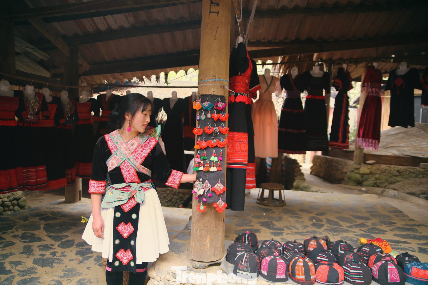 Chợ phiên Sin Suối Hồ được mệnh danh là một trong những phiên chợ an toàn nhất vì bản không nghiện hút, không uống rượu, không trộm cắp, không xả rác...