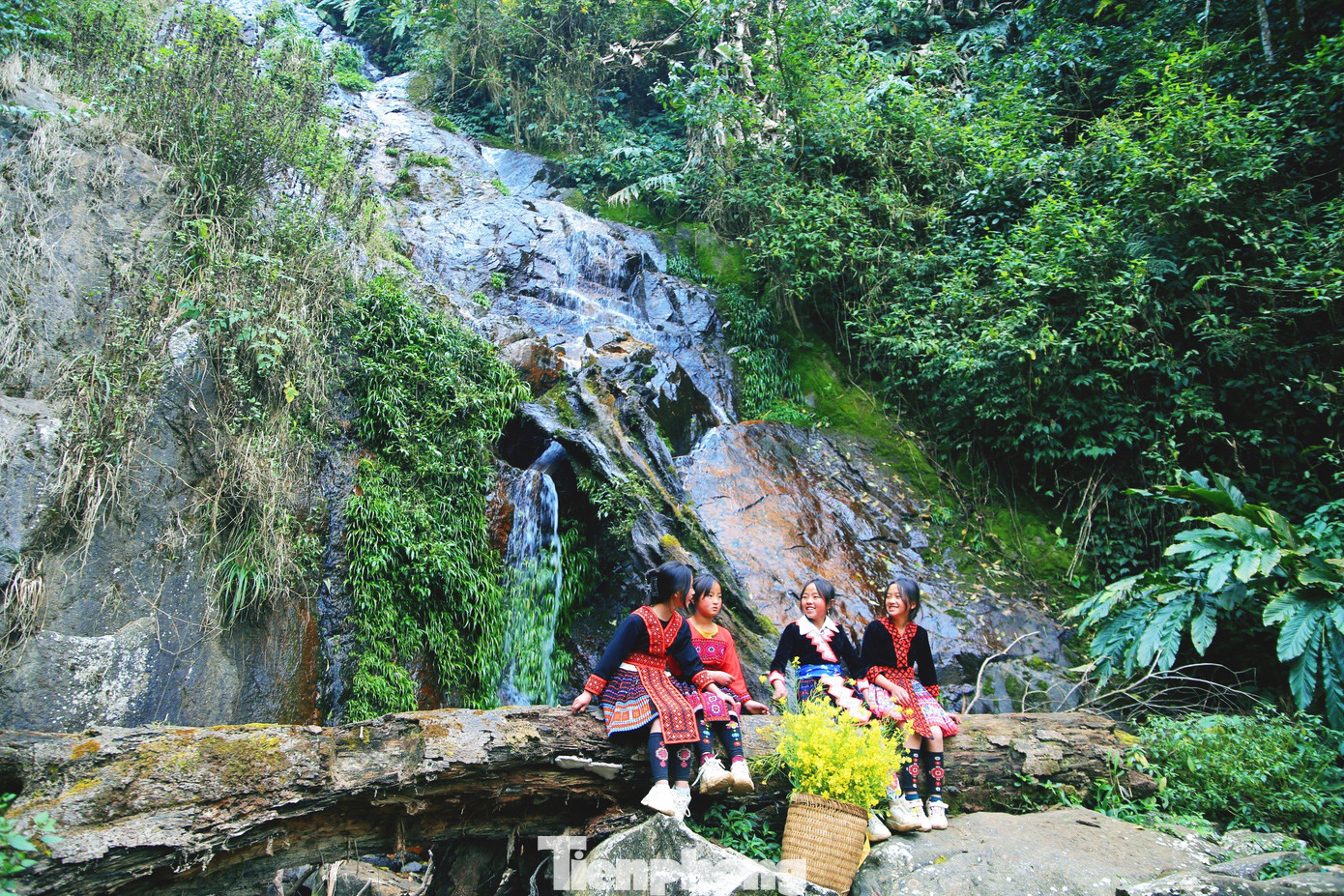 Trong bản có Thác Trái Tim kể về câu chuyện tình yêu cảm động của chàng trai và cô gái người Mông và đường đi tới thác được chính người dân bản cùng nhau xếp thành.