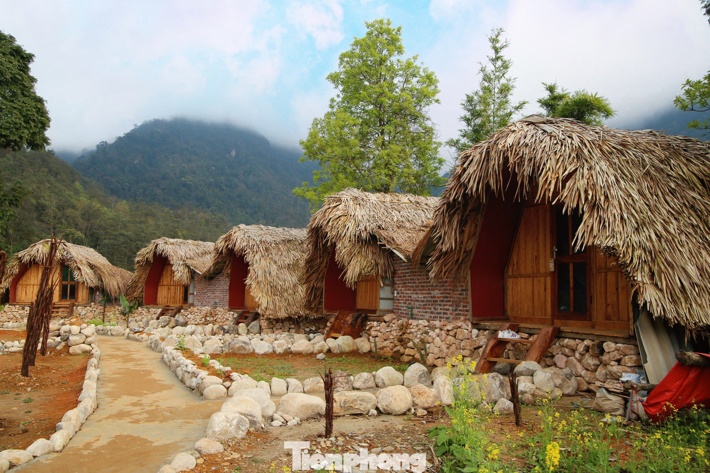 Nghỉ lại Sin Suối Hồ, du khách có thể lựa chọn lưu trú tại nhà của người dân bản, thuê nhà tổ ong, tổ chim hay lựa chọn thuê phòng cộng đồng đậm chất văn hóa Mông.