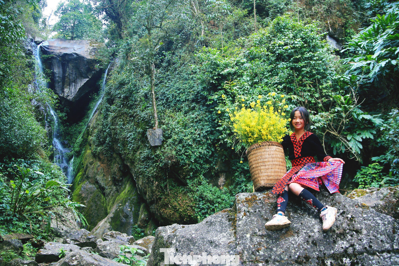 Trong bản có Thác Trái Tim kể về câu chuyện tình yêu cảm động của chàng trai và cô gái người Mông và đường đi tới thác được chính người dân bản cùng nhau xếp thành.