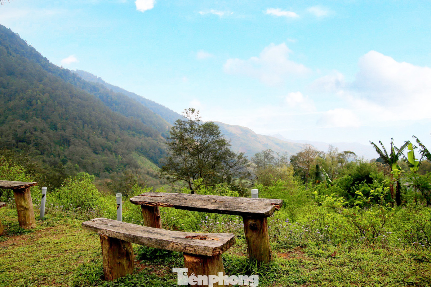 Nằm dưới đỉnh Sơn Bạc Mây thuộc xã Sin Suối Hồ, huyện Phong Thổ (Lai Châu), có một bản người Mông mang tên Sin Suối Hồ được ví như “Nàng công chúa ngủ trong mây” vì cảnh sắc thơ mộng và bình yên.