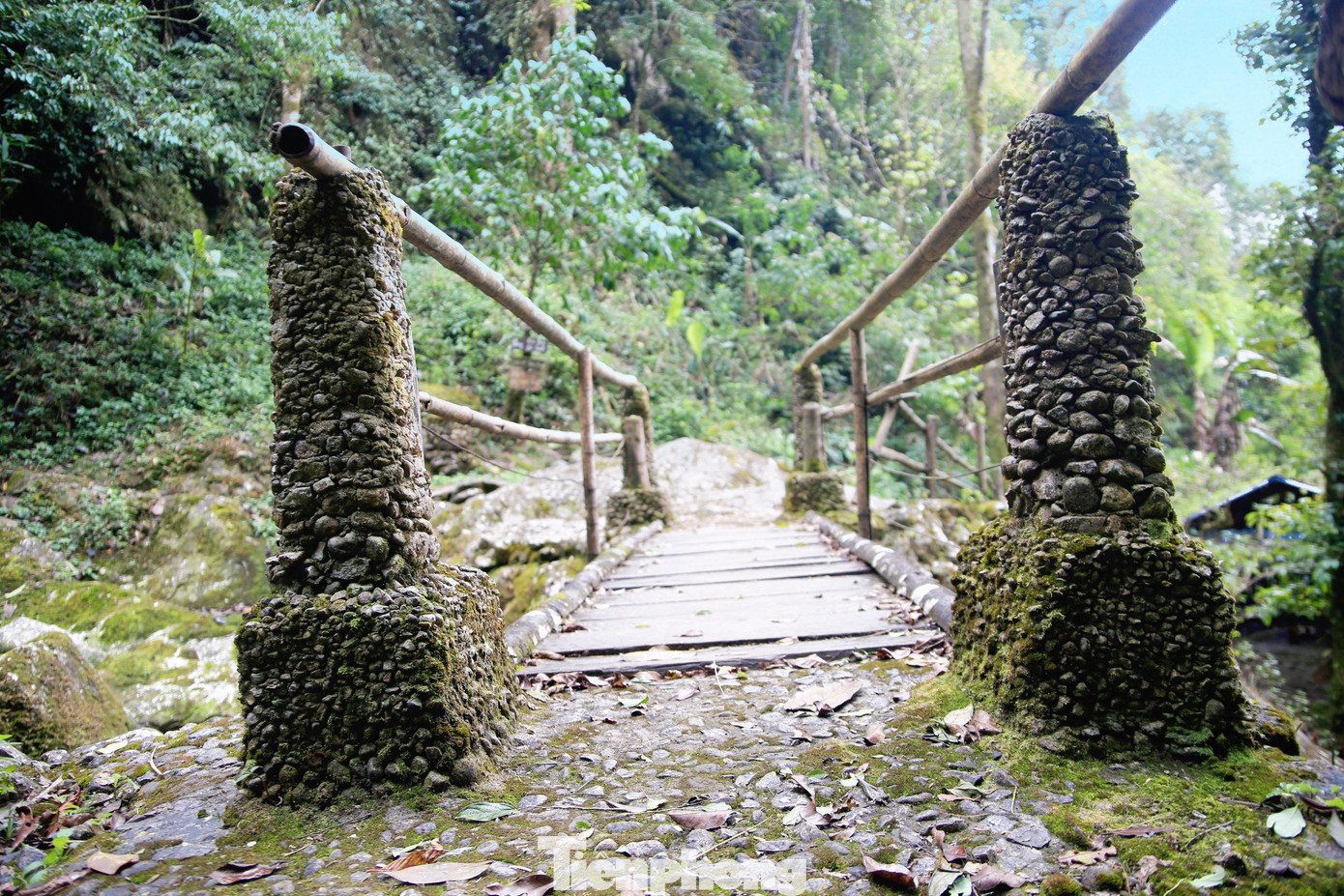 Trong bản có Thác Trái Tim kể về câu chuyện tình yêu cảm động của chàng trai và cô gái người Mông và đường đi tới thác được chính người dân bản cùng nhau xếp thành.