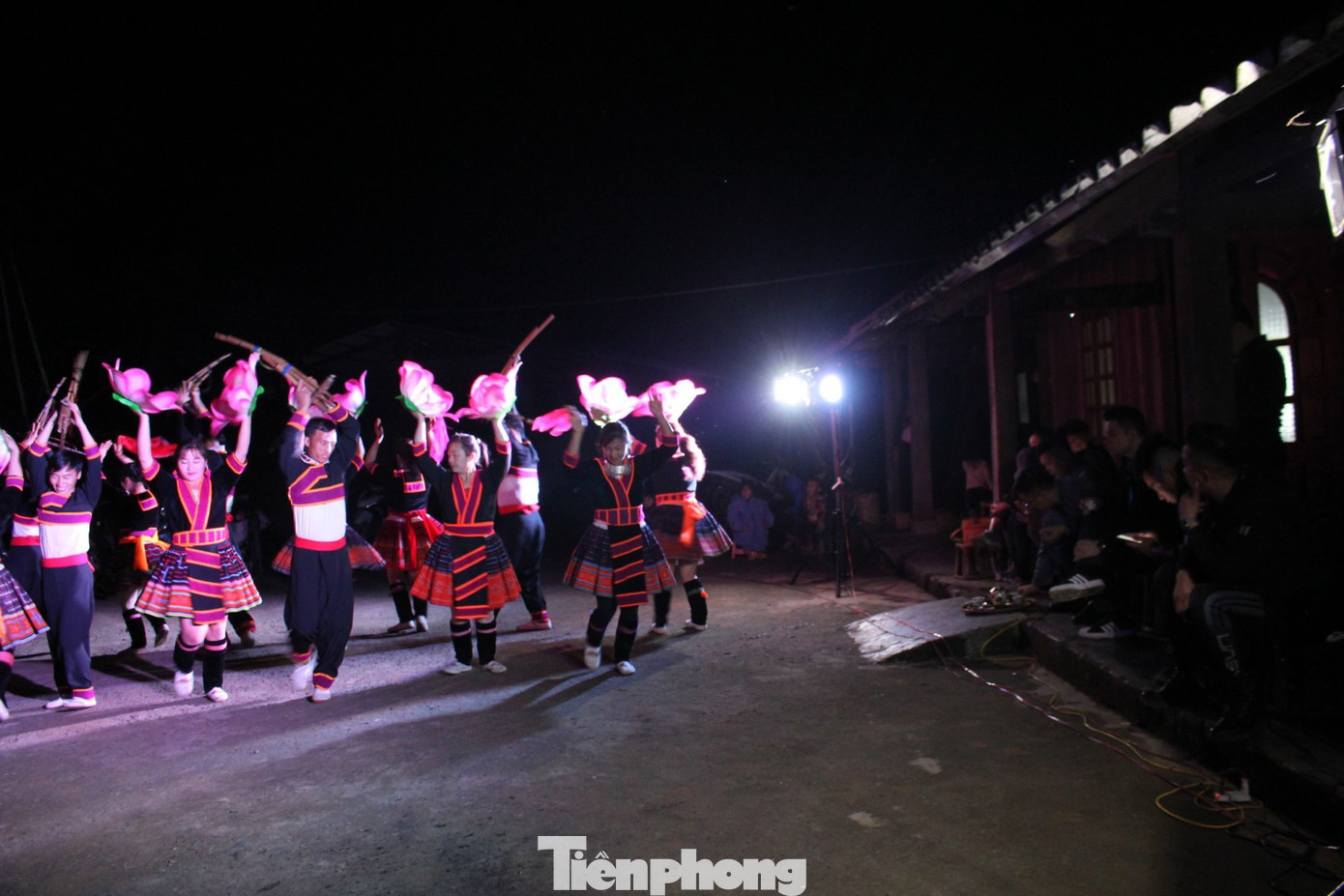 Tới du lịch Sin Suối Hồ, du khách sẽ được đắm chìm trong không gian văn hóa, nghệ thuật độc đáo của bà con người Mông nơi đây.