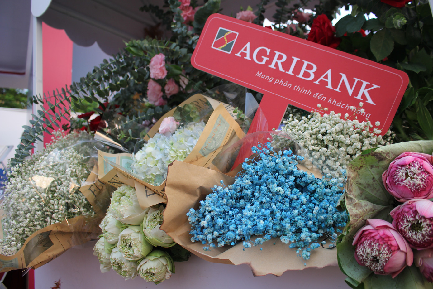 Điểm nhấn đặc biệt của gian hàng là chiếc xe hoa mang đến không khí lãng mạn cuối thu Hà Nội biểu tượng cho những thành quả tốt đẹp của người nông dân cũng như thể hiện Agribank luôn “Phát huy vai trò chủ lực đầu tư Tam nông”.