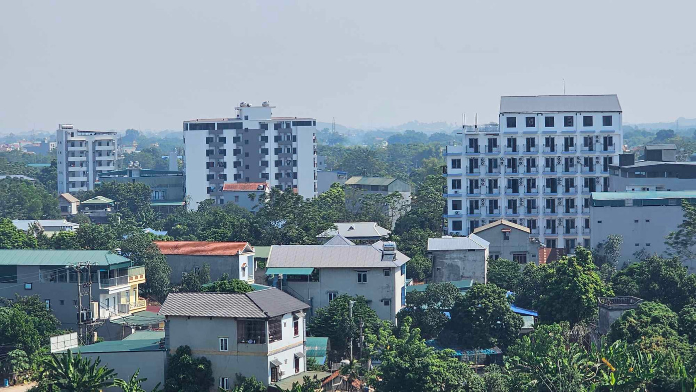 Bên cạnh đó, ông Hồng nhấn mạnh, hiện Huyện đang tập trung khắc phục các vi phạm liên quan đến tòa “Chung cư cao cấp My Home” nói riêng và các công trình vi phạm khác trên địa bàn nói chung. Đồng thời, tăng cường việc giám sát quá trình tự tháo dỡ của các hộ vi phạm để đảm bảo an toàn cho người lao động. Đối với những hộ vi phạm TTXD mà không tự tháo dỡ thì huyện sẽ kiên quyết tiến hành cưỡng chế theo quy định.