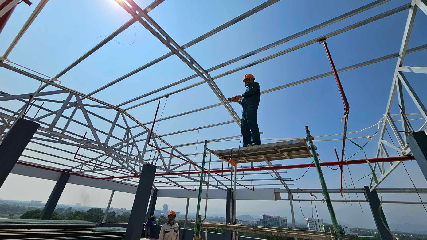 Bên cạnh đó, ông Hồng nhấn mạnh, hiện Huyện đang tập trung khắc phục các vi phạm liên quan đến tòa “Chung cư cao cấp My Home” nói riêng và các công trình vi phạm khác trên địa bàn nói chung. Đồng thời, tăng cường việc giám sát quá trình tự tháo dỡ của các hộ vi phạm để đảm bảo an toàn cho người lao động. Đối với những hộ vi phạm TTXD mà không tự tháo dỡ thì huyện sẽ kiên quyết tiến hành cưỡng chế theo quy định.