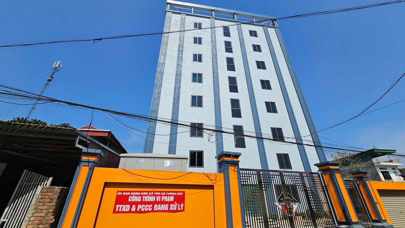 Dù được phát hiện vi phạm từ khi ép cọc móng nhưng chính quyền địa phương không có biện pháp ngăn chặn, xử lý để công trình vươn cao đến 9 tầng với cả trăm căn hộ trái phép. Dù được phát hiện vi phạm từ khi ép cọc móng nhưng chính quyền địa phương không có biện pháp ngăn chặn, xử lý để công trình vươn cao đến 9 tầng với cả trăm căn hộ trái phép.