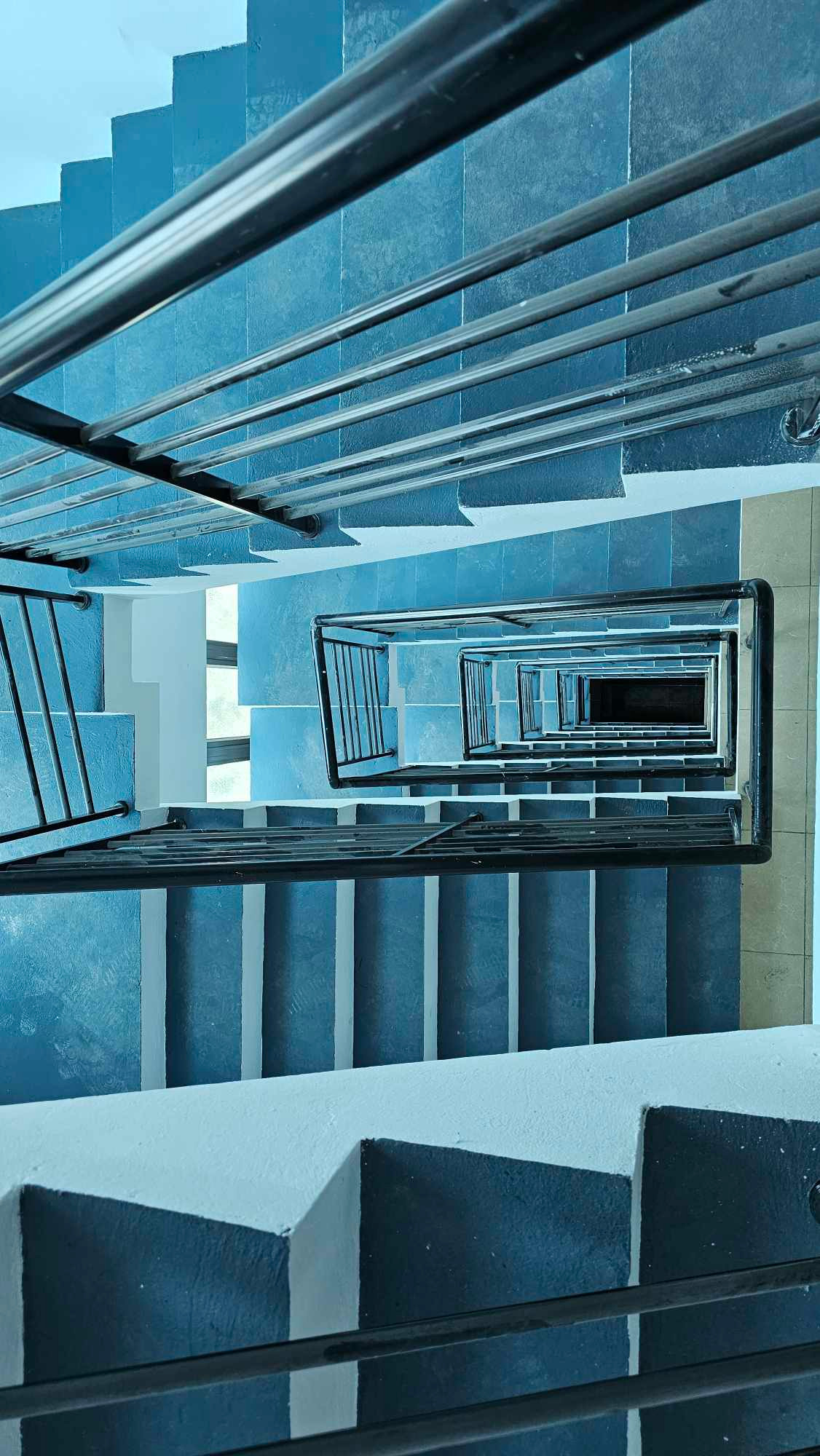 Theo thông tin giới thiệu, tòa nhà có 9 tầng với 160 phòng, diện tích từ 25 - 55m2 với giá cho thuê từ 2,9 - 5,5 triệu đồng/tháng và cách các trường đại học lớn như FPT hay Đại học Quốc gia Hà Nội chỉ từ 1,5 - 2,5 km.