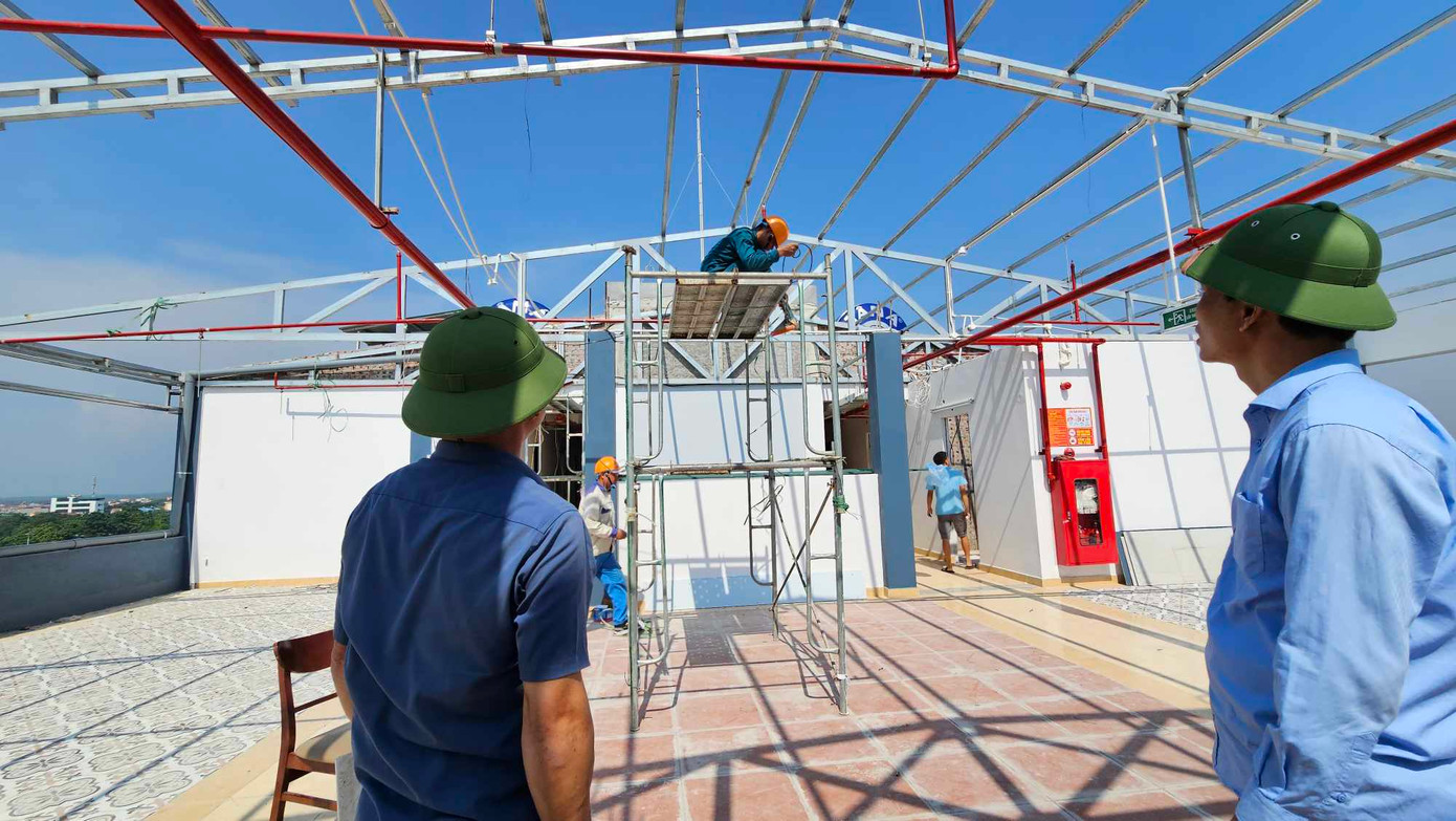 Trao đổi với Tiền Phong, ông Nguyễn Mạnh Hồng, Chủ tịch UBND huyện Thạch Thất cho biết: “Đối với công trình này, huyện đang tích cực thực hiện chỉ đạo của TP như: Tuyên truyền cho hộ gia đình tự tháo dỡ; Không cho phép đưa công trình vào sử dụng; Treo biển “công trình vi phạm TTXD và PCCC đang xử lý” trước tòa nhà; Khuyến cáo cho học sinh sinh viên trên địa bàn về các công trình đủ điều kiện và công trình không đủ điều kiện về PCCC trên địa bàn”.