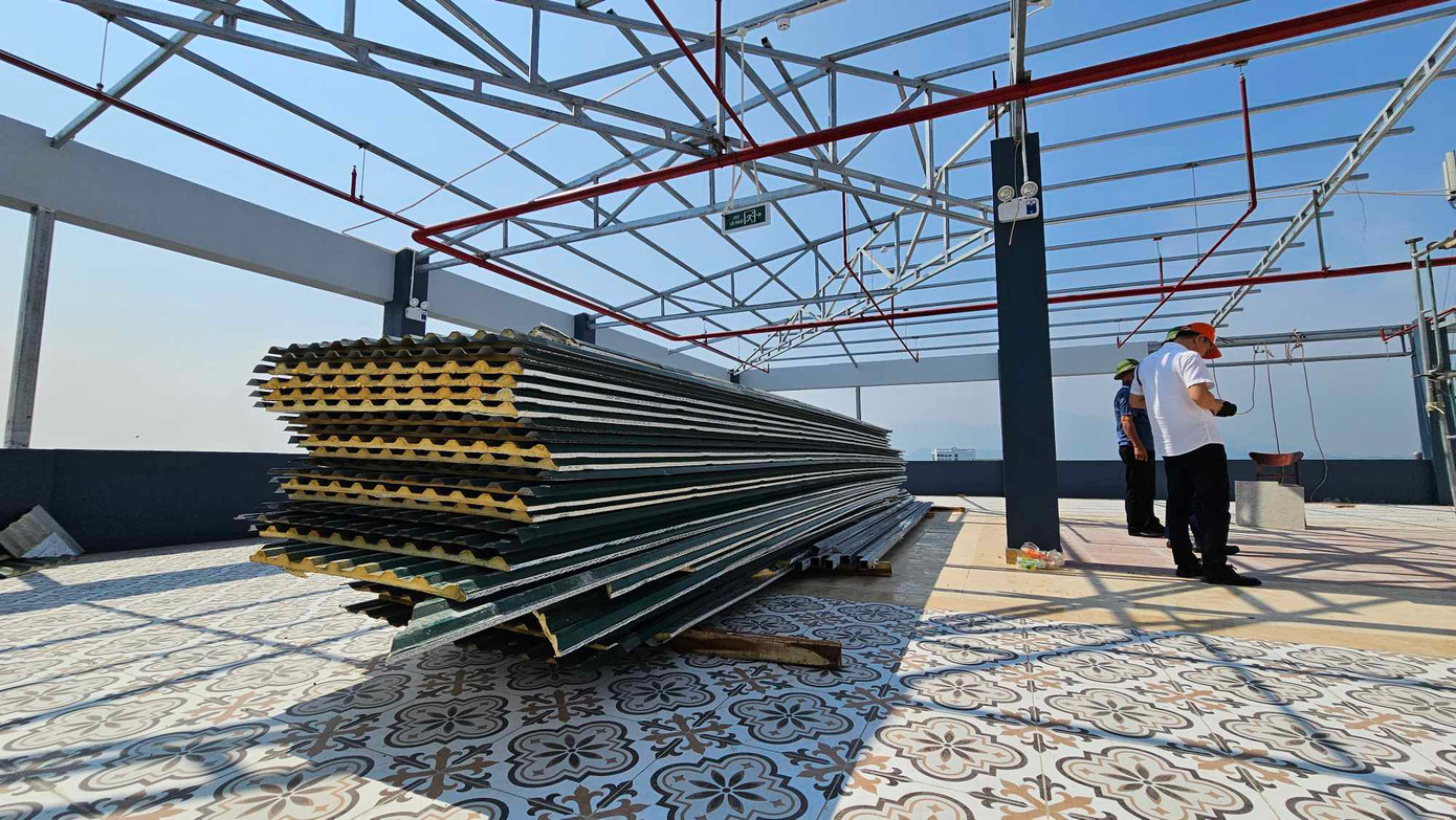 Để hợp thức hóa cho công trình không phép, huyện Thạch Thất đã cấp giấy phép cho công trình này. Theo đó, tháng 4/2023, ông Nguyễn Kim Loan, Phó Chủ tịch UBND huyện Thạch Thất cấp GPXD số 32 cho ông Vũ Minh Công và bà Nguyễn Thị Quý Hợi xây dựng công trình nhà ở riêng lẻ tại thửa đất số 152 tờ bản đồ số 14, Thôn 1, xã Tân Xã có diện tích 726,5m2.