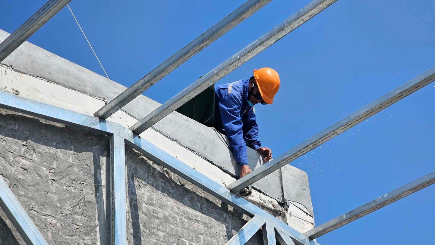 Điều đáng nói, sau khi được cấp phép và trước khi bị báo Tiền Phong phản ánh, công trình vẫn tiếp tục ngang nhiên xây dựng sai phép với quy mô “khủng”...