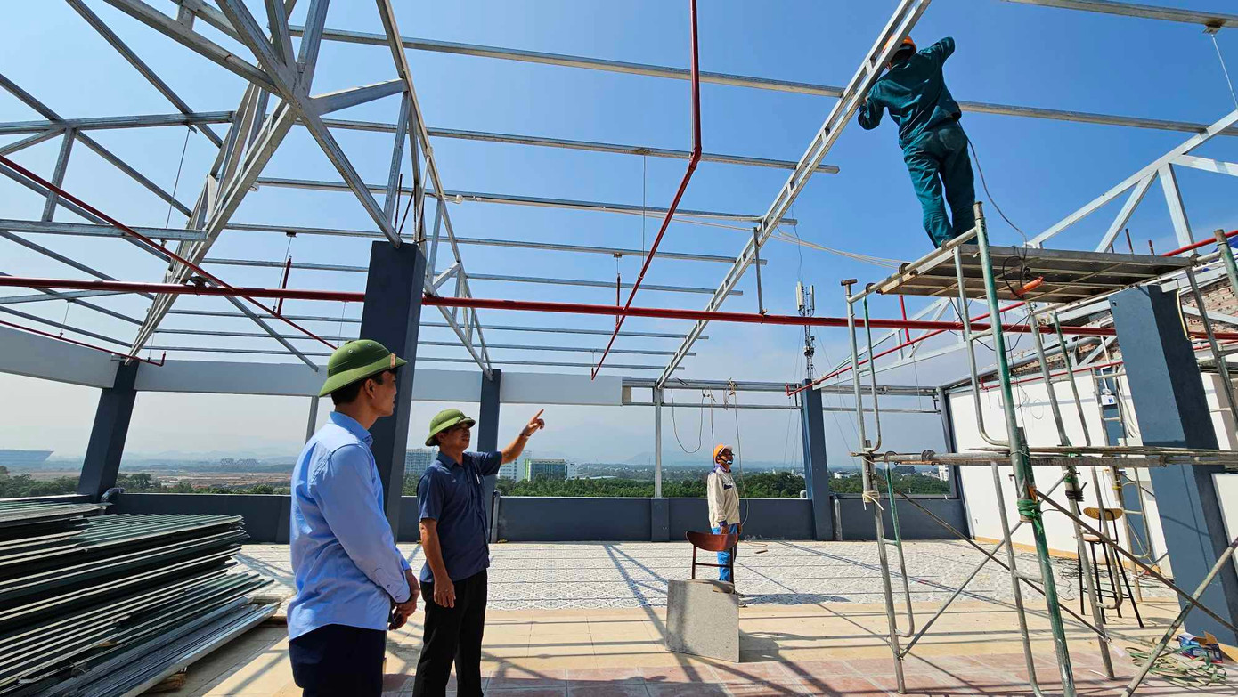 Ghi nhận trong sáng 18/10, ông Trần Văn Hòa - Chủ tịch UBND xã Tân Xã cùng lực lượng chức năng có mặt tại tòa chung cư mini xây “chui” mang tên My Home để giám sát quá trình tháo dỡ.