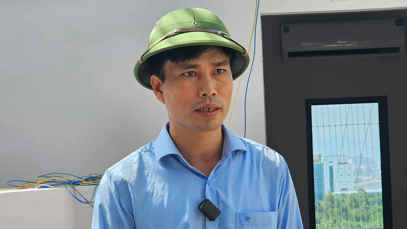 Ghi nhận trong sáng 18/10, ông Trần Văn Hòa - Chủ tịch UBND xã Tân Xã cùng lực lượng chức năng có mặt tại tòa chung cư mini xây “chui” mang tên My Home để giám sát quá trình tháo dỡ.