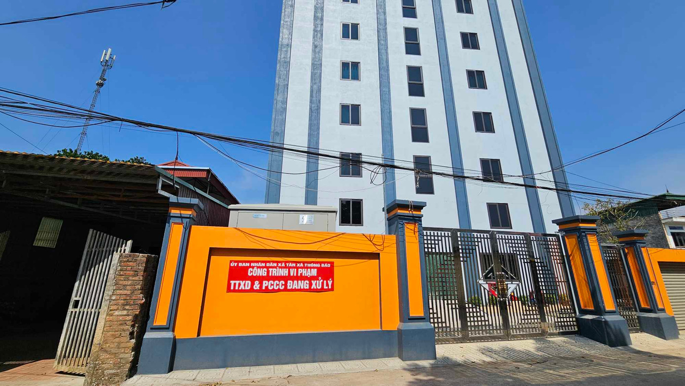 Theo ghi nhận của PV, tại tầng 1 “chung cư cao cấp My Home” là hầm để xe, tầng 2 là siêu thị, bếp ăn và một số căn hộ, từ tầng 3 đến tầng 8 là căn hộ cho thuê, tầng 9 là quán café và một số căn hộ. Thậm chí, do quy mô quá "khủng" nên cả tòa chung cư này có riêng một trạm biến áp.