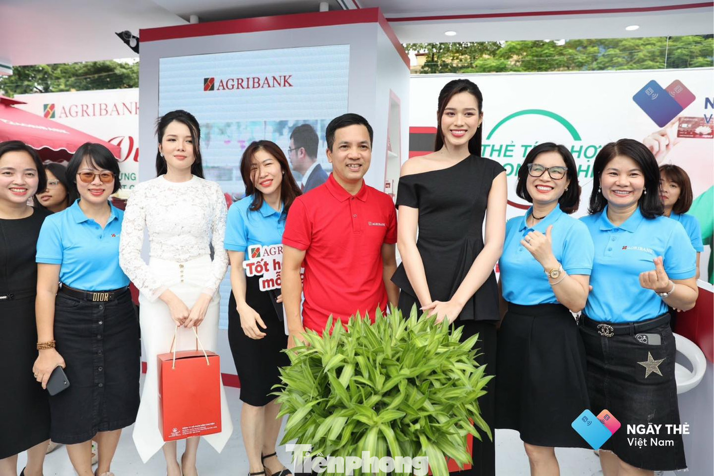 Hoa hậu Đỗ Thị Hà và Hoa khôi Huỳnh Thúy Vi vui mừng khi nhận phần quà hấp dẫn của Agribank tại sự kiện Ngày Thẻ Việt Nam 2023 - Sóng Festival.