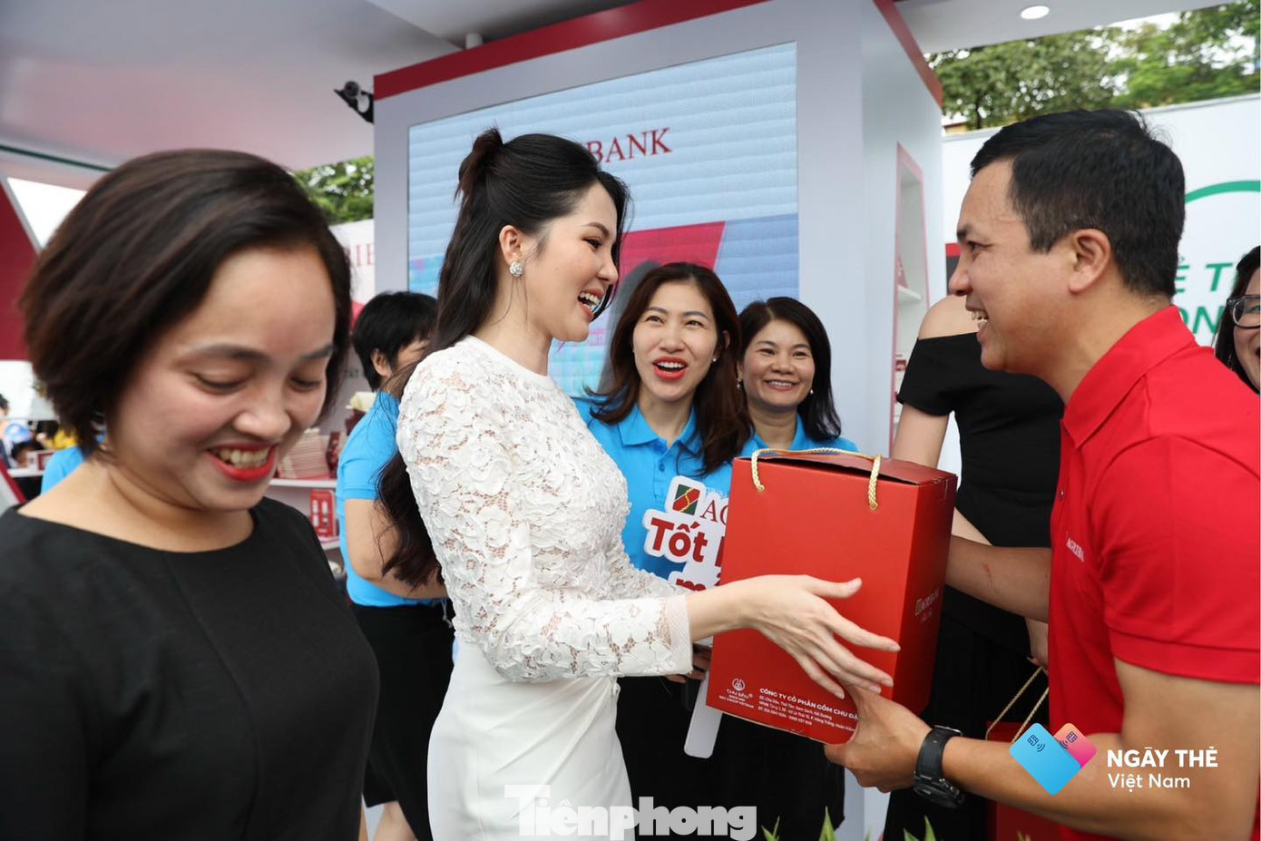 Hoa hậu Đỗ Thị Hà và Hoa khôi Huỳnh Thúy Vi vui mừng khi nhận phần quà hấp dẫn của Agribank tại sự kiện Ngày Thẻ Việt Nam 2023 - Sóng Festival.