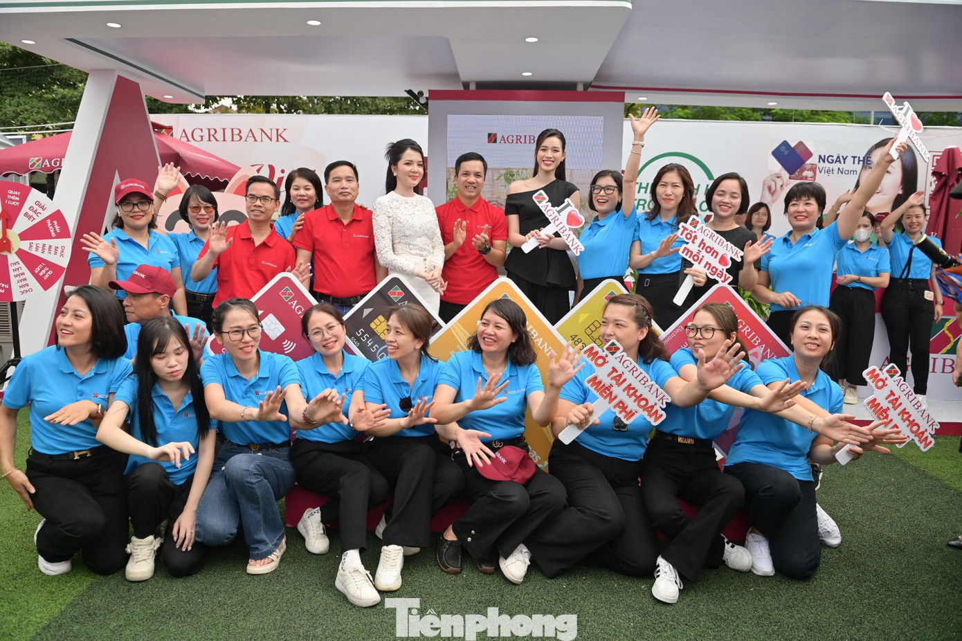 Trong ngày cuối cùng của sự kiện Ngày Thẻ Việt Nam 2023 - Sóng Festival, Hoa hậu Đỗ Thị Hà và Hoa khôi Huỳnh Thúy Vi đã đến thăm và trải nghiệm các dịch vụ thẻ tại gian hàng của Agribank.