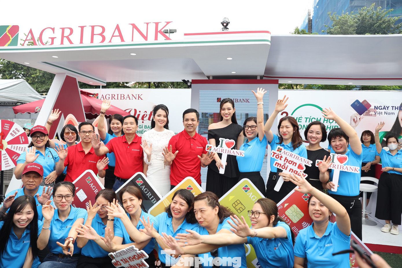 Trong ngày cuối cùng của sự kiện Ngày Thẻ Việt Nam 2023 - Sóng Festival, Hoa hậu Đỗ Thị Hà và Hoa khôi Huỳnh Thúy Vi đã đến thăm và trải nghiệm các dịch vụ thẻ tại gian hàng của Agribank.