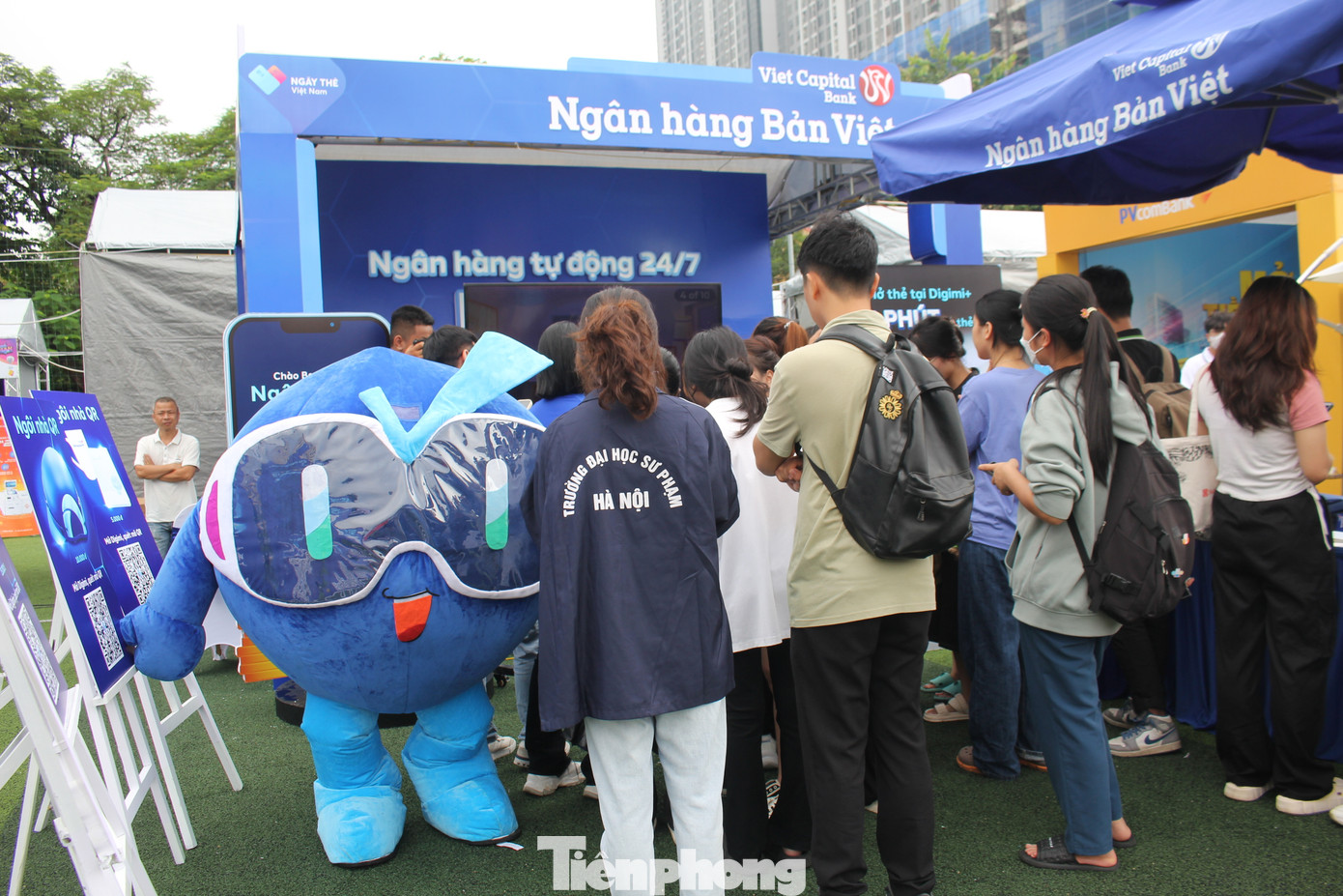 Trong những ngày diễn ra sự kiện, gian hàng đã đón tiếp rất nhiều các bạn sinh viên đến trải nghiệm và tham gia các hoạt động của BVBank.