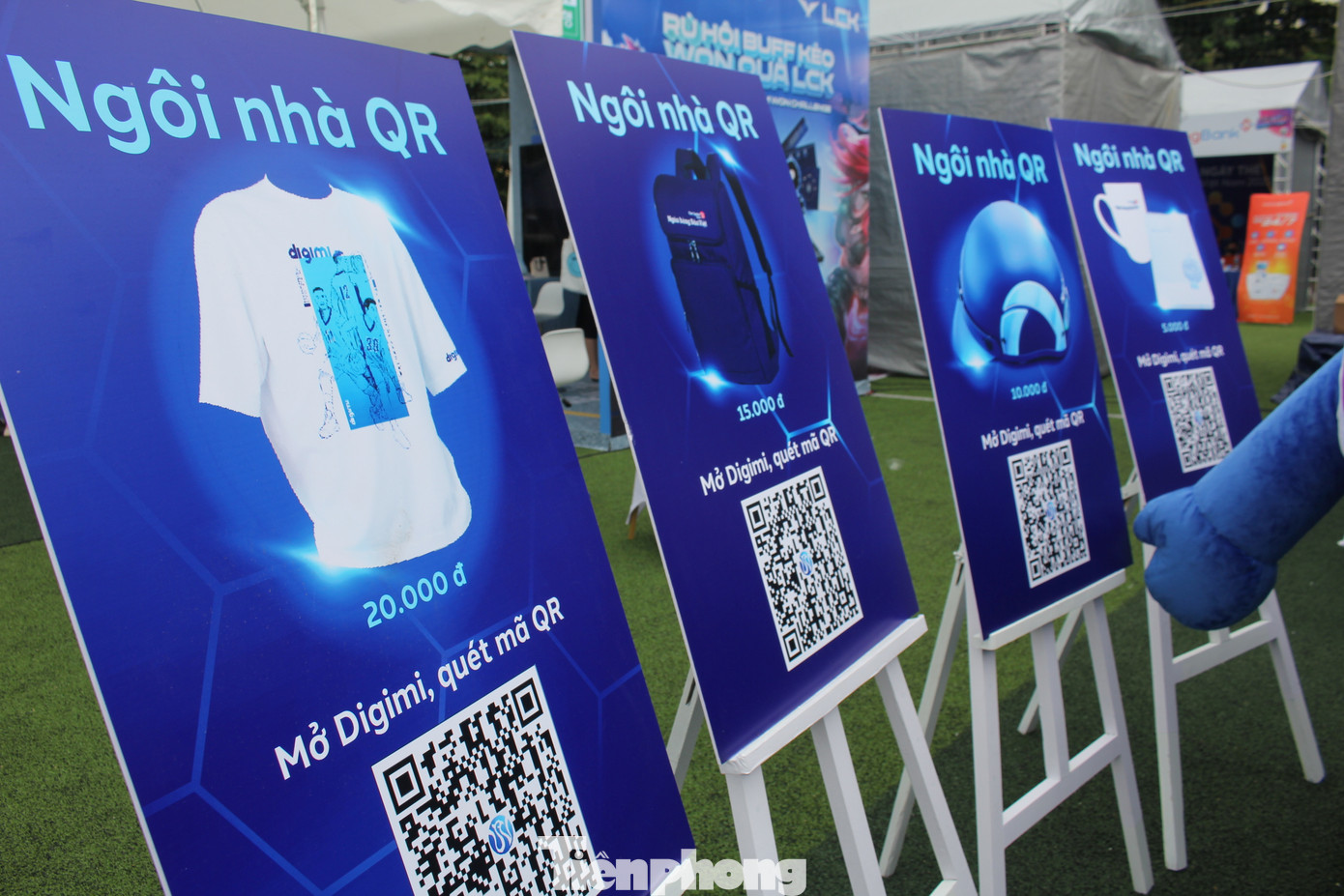 Cũng trong ngày đầu tiên của sự kiện số lượng các bạn sinh viên mở tài khoản đồng thời trải nghiệm mua áo thun Uniqlo giá 20.000 đồng, bao lô giá 15.000 đồng, và các vật phẩm khác với giá chỉ 5.000 đồng.