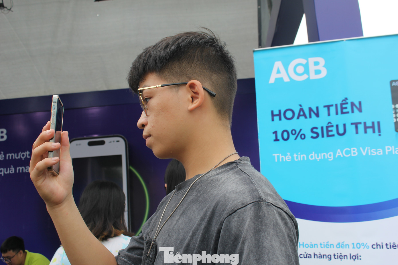 ACB có mạng lưới rộng khắp trên toàn quốc, với nhiều chi nhánh và điểm giao dịch phục vụ khách hàng. Đồng thời, ACB cũng cung cấp dịch vụ ngân hàng trực tuyến, cho phép khách hàng thực hiện các giao dịch và tiếp cận thông tin tài chính mà không cần đến quầy giao dịch. Do đó, ACB đã đầu tư mạnh mẽ vào công nghệ, không ngừng đổi mới để mang đến trải nghiệm tốt hơn cho khách hàng. ACB có mạng lưới rộng khắp trên toàn quốc, với nhiều chi nhánh và điểm giao dịch phục vụ khách hàng. Đồng thời, ACB cũng cung cấp dịch vụ ngân hàng trực tuyến, cho phép khách hàng thực hiện các giao dịch và tiếp cận thông tin tài chính mà không cần đến quầy giao dịch. Do đó, ACB đã đầu tư mạnh mẽ vào công nghệ, không ngừng đổi mới để mang đến trải nghiệm tốt hơn cho khách hàng.