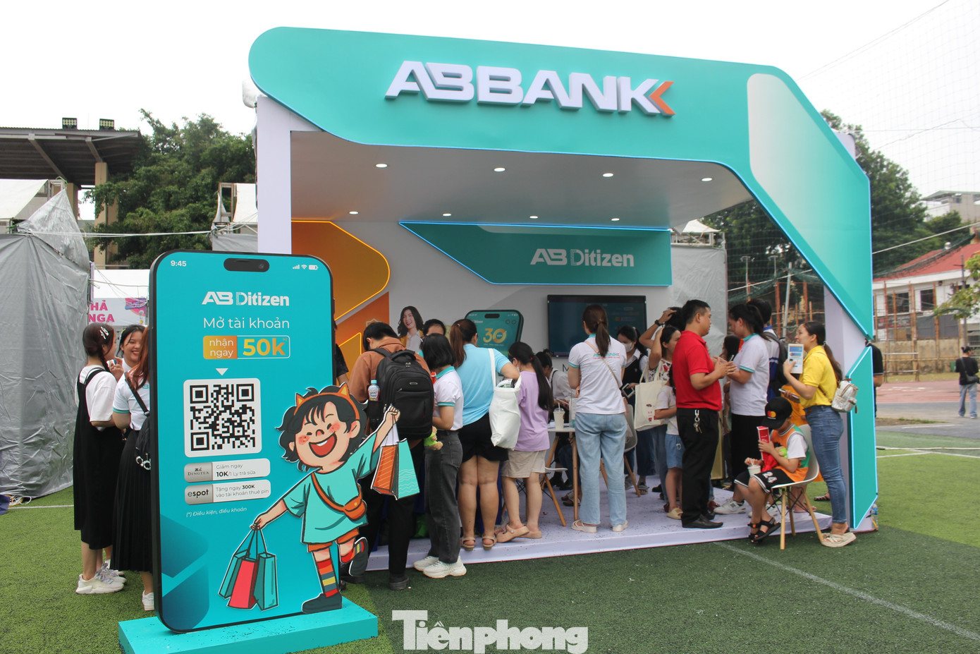 Đến với sự kiện Ngày Thẻ Việt Nam 2023 - Sóng Festival, gian hàng của ABBank luôn tấp nập khách hàng đến trải nghiệm.