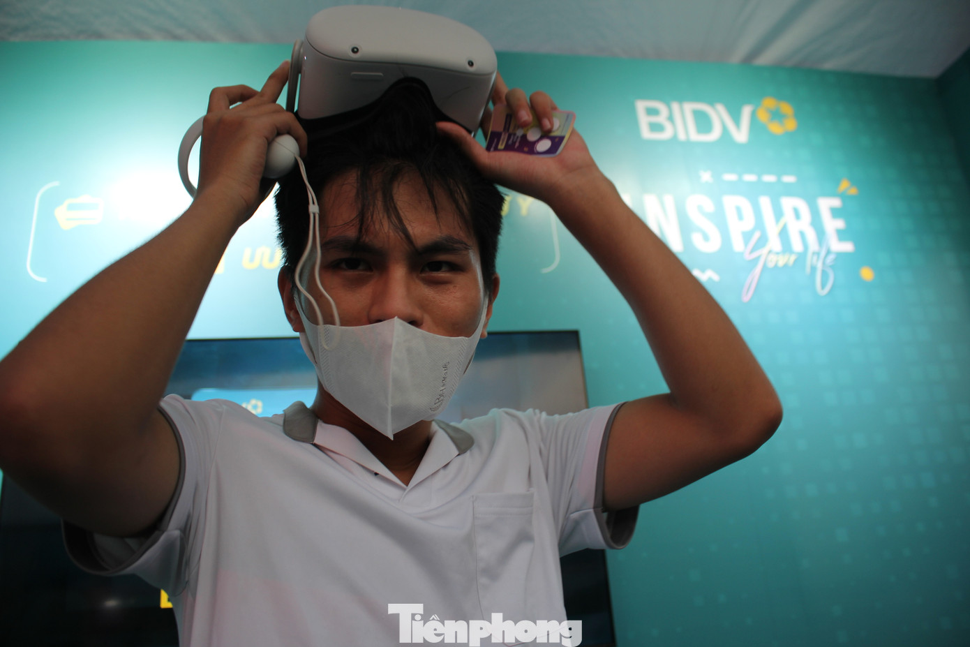 Ngoài ra, gian hàng BIDV tại Ngày thẻ Việt Nam 2023 - Sóng Festival còn bố trí trò chơi “Tìm thẻ trong thành phố 3D” (tìm 01 thẻ bất kỳ trong thành phố trong vòng 2 phút) với quà tặng là những món quà xinh xắn và thiết thực. Ngoài ra, gian hàng BIDV tại Ngày thẻ Việt Nam 2023 - Sóng Festival còn bố trí trò chơi “Tìm thẻ trong thành phố 3D” (tìm 01 thẻ bất kỳ trong thành phố trong vòng 2 phút) với quà tặng là những món quà xinh xắn và thiết thực.