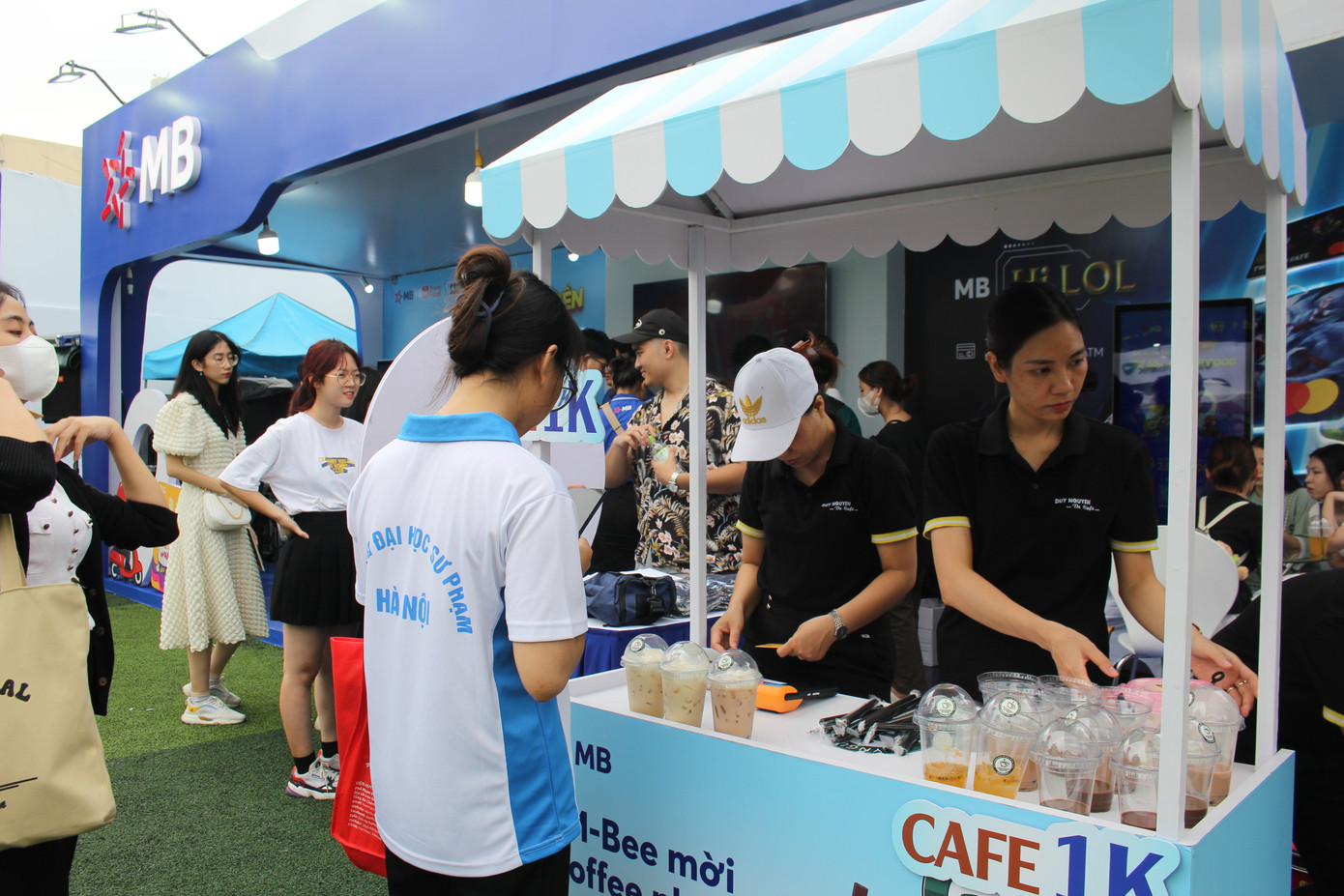 Đặc biệt, khách hàng mở thẻ lần đầu tại gian hàng MB sẽ được mua cafe, trà sữa với giá ưu đãi 1k.