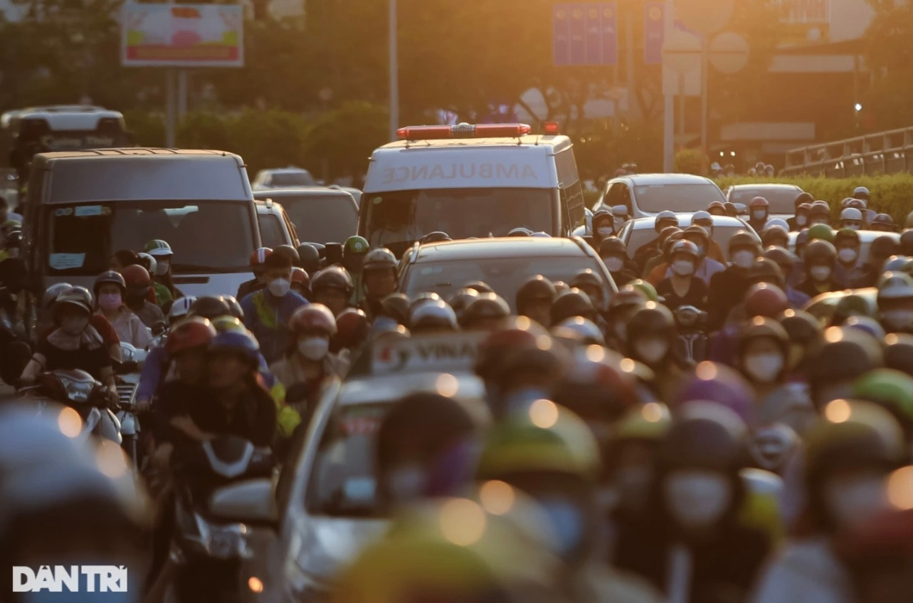Nhiều đoạn đường kẹt ở các quận ảnh hưởng giờ làm việc của các nhân sự (Ảnh: NVCC).