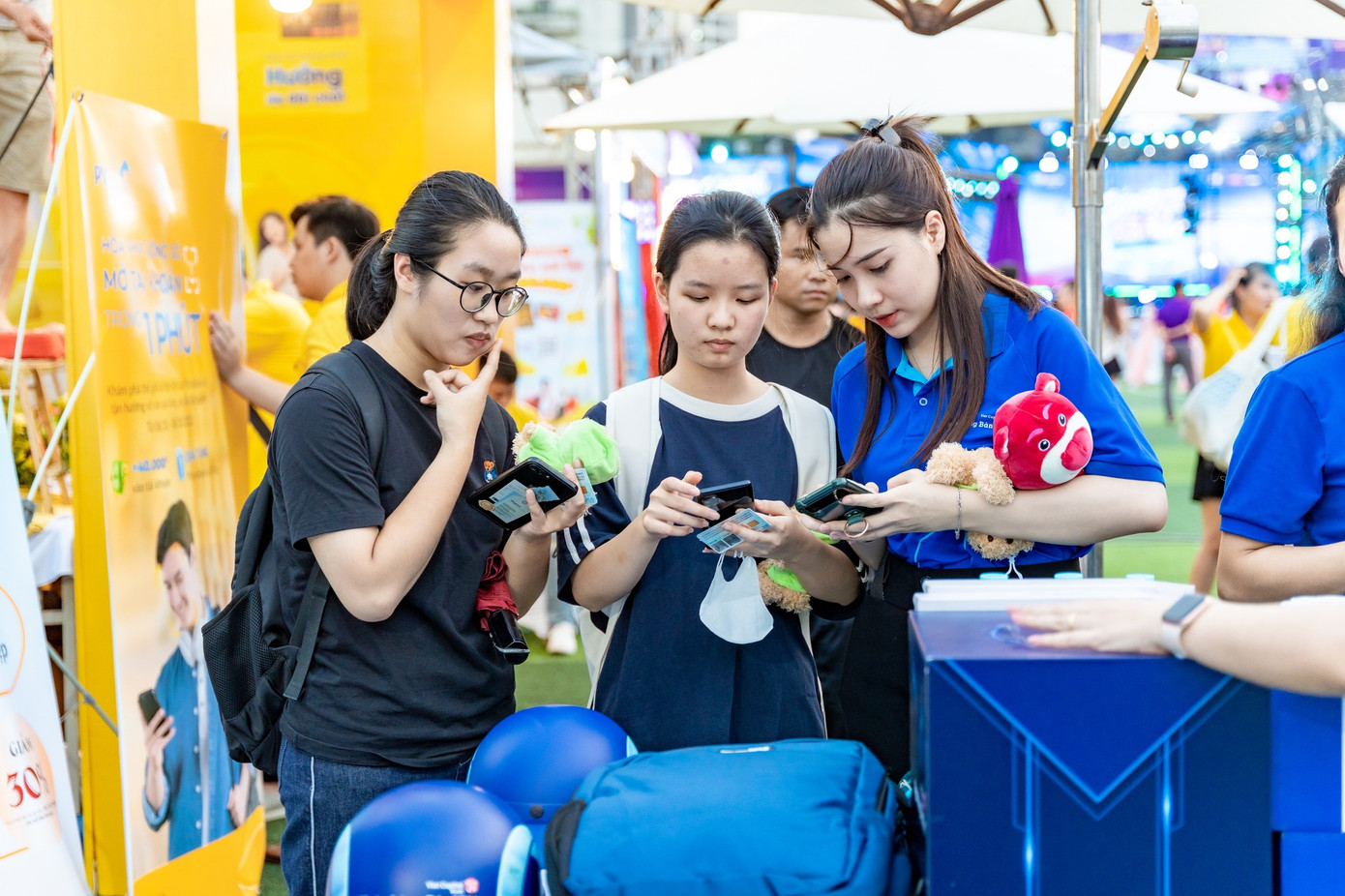 Trong những ngày diễn ra sự kiện, gian hàng đã đón tiếp rất nhiều các bạn sinh viên đến trải nghiệm và tham gia các hoạt động của BVBank.