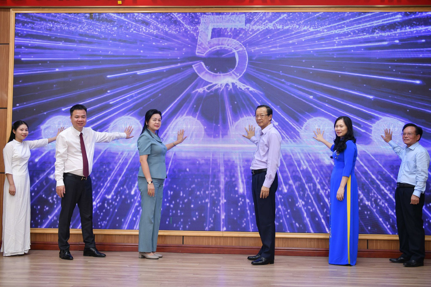 Các đại biểu thực hiện nghi thức phát động cuộc thi viết "Những kỷ niệm sâu sắc về thầy cô và mái trường" năm 2023. Các đại biểu thực hiện nghi thức phát động cuộc thi viết "Những kỷ niệm sâu sắc về thầy cô và mái trường" năm 2023.