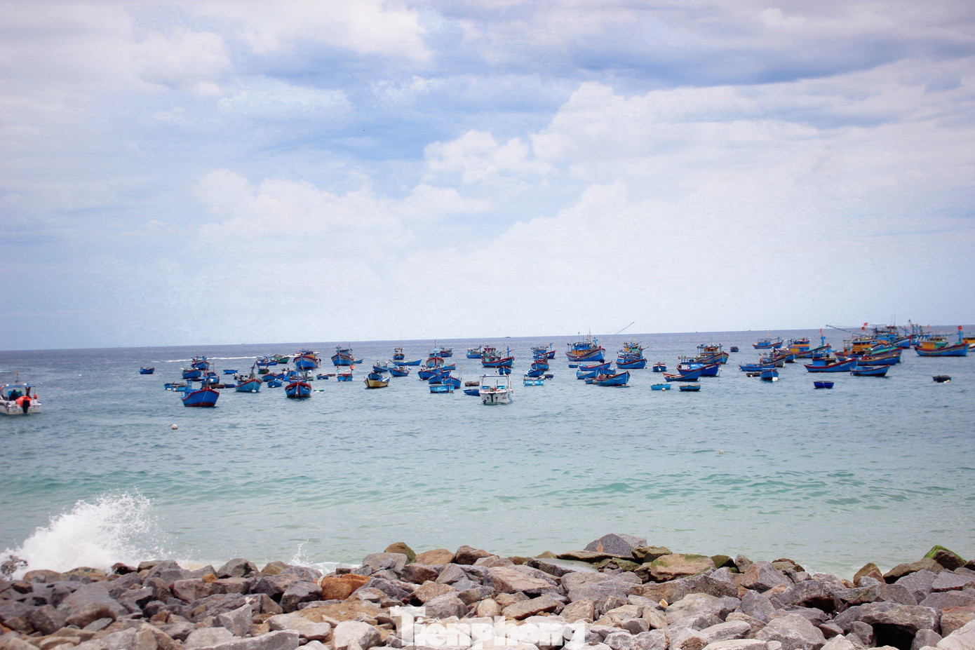 Từ ngoài khơi vào bờ, nước biển được chia thành các dải màu, chuyển dần từ xanh đậm sang xanh dương rồi đến màu xanh ngọc bích trong vắt.