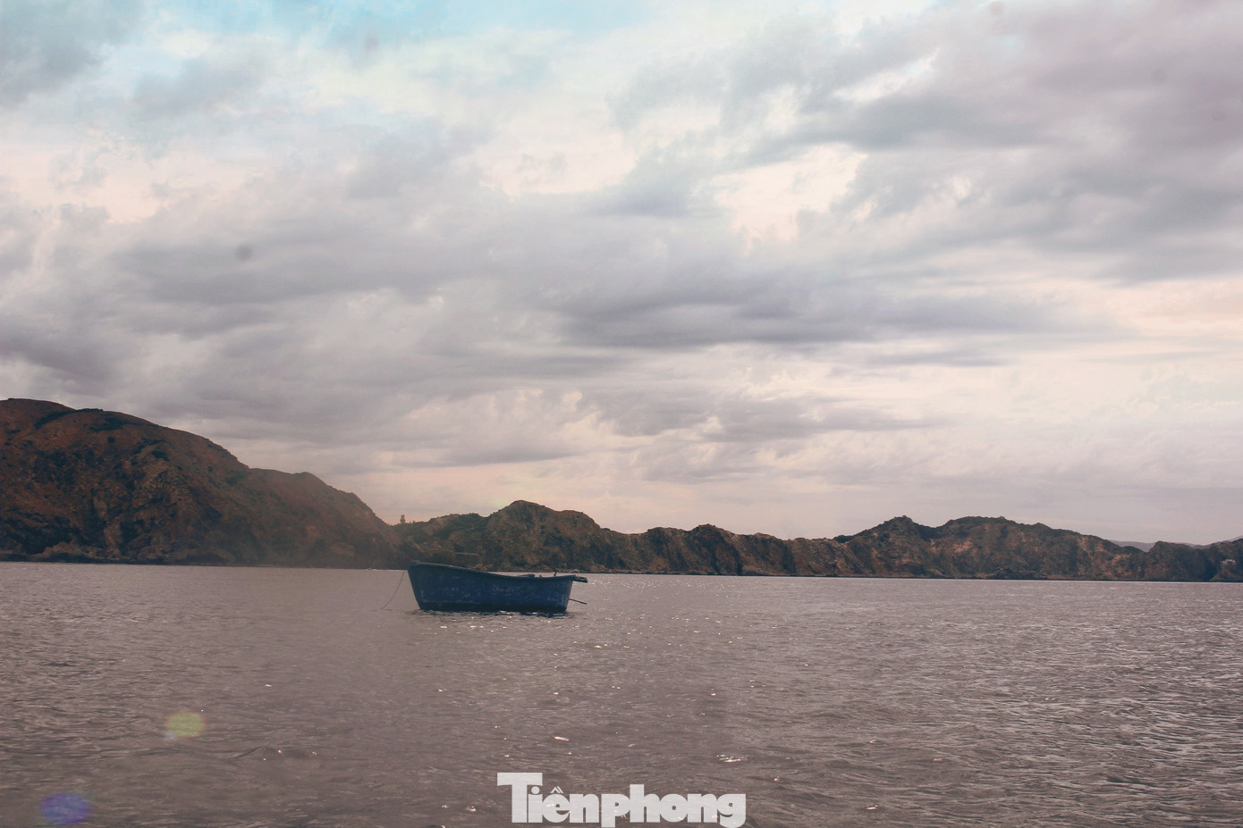 Đến Kỳ Co, du khách còn có thể theo thuyền thúng của ngư dân ra Bãi Dứa ngắm san hô và thời gian lý tưởng để du lịch Kỳ Co là từ tháng 4 đến tháng 9 bởi đây là thời điểm ít bão và lòng biển kín gió.