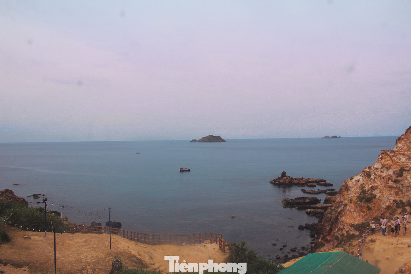 Eo Gió cũng là một địa điểm du lịch nổi tiếng hấp dẫn du khách bởi với vẻ đẹp thiên nhiên hoang sơ mà không kém phần hài hoà của sông nước, mây trời và núi non hội tụ. Đi đến gần, Eo Gió như một eo biển nhỏ được bao bọc che chắn bởi những rặng núi đá cao duyên dáng uốn lượn “ôm trọn” lấy bãi biển.