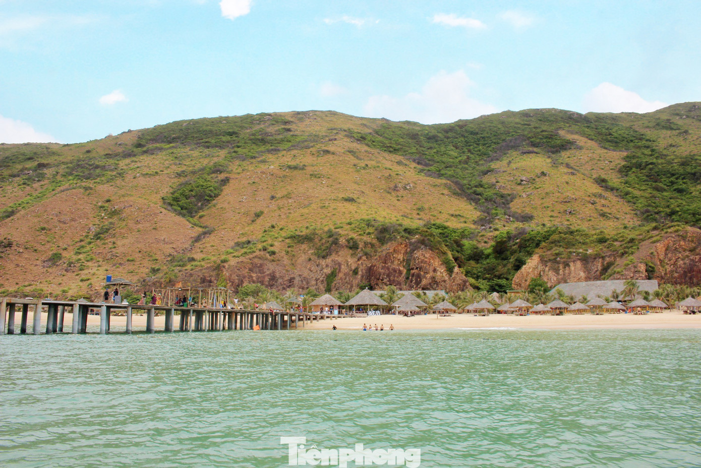 Từ lâu, Kỳ Co - Eo Gió đã trở thành 2 địa danh du lịch nổi tiếng mà du khách không thể bỏ qua nếu đến Quy Nhơn (Bình Định). Eo Gió là địa điểm quanh năm lộng gió. Kỳ Co được biết đến là một trong những bãi tắm đẹp nhất miền Trung với bờ cát mịn trải dài, ánh nắng chan hòa, nước biển xanh như màu ngọc bích.