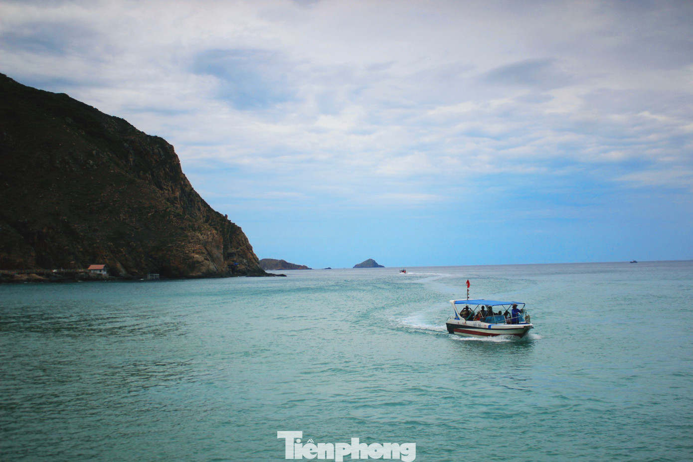 Bãi biển Kỳ Co trải dài uốn cong hình lưỡi liềm như vầng trăng khuyết với ba mặt giáp núi và một mặt giáp biển, có vị trí tách biệt, ngăn cách với khu vực đất liền phía trong.