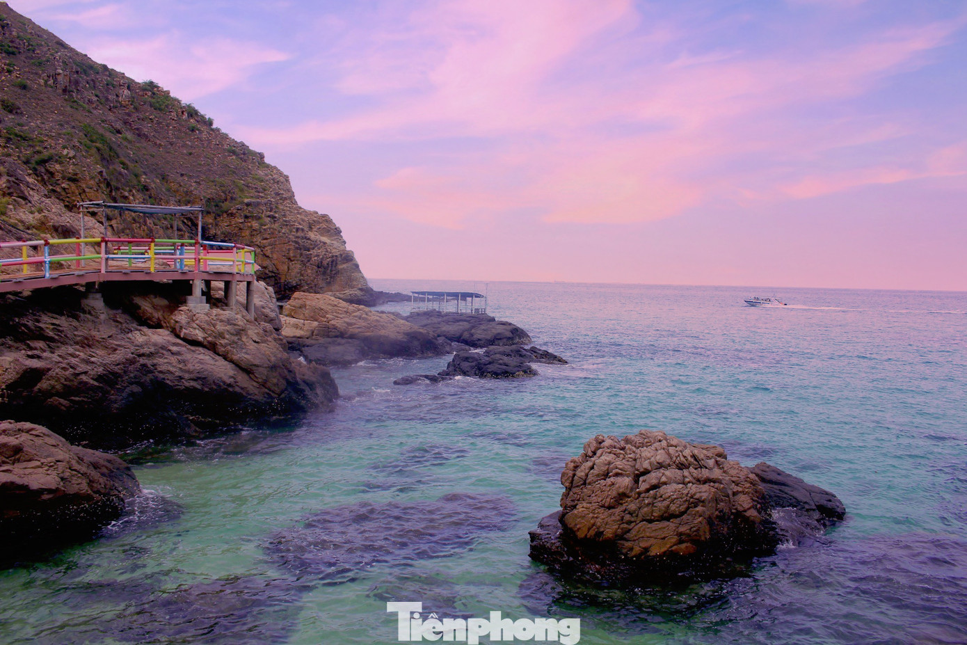 Từ ngoài khơi vào bờ, nước biển được chia thành các dải màu, chuyển dần từ xanh đậm sang xanh dương rồi đến màu xanh ngọc bích trong vắt.