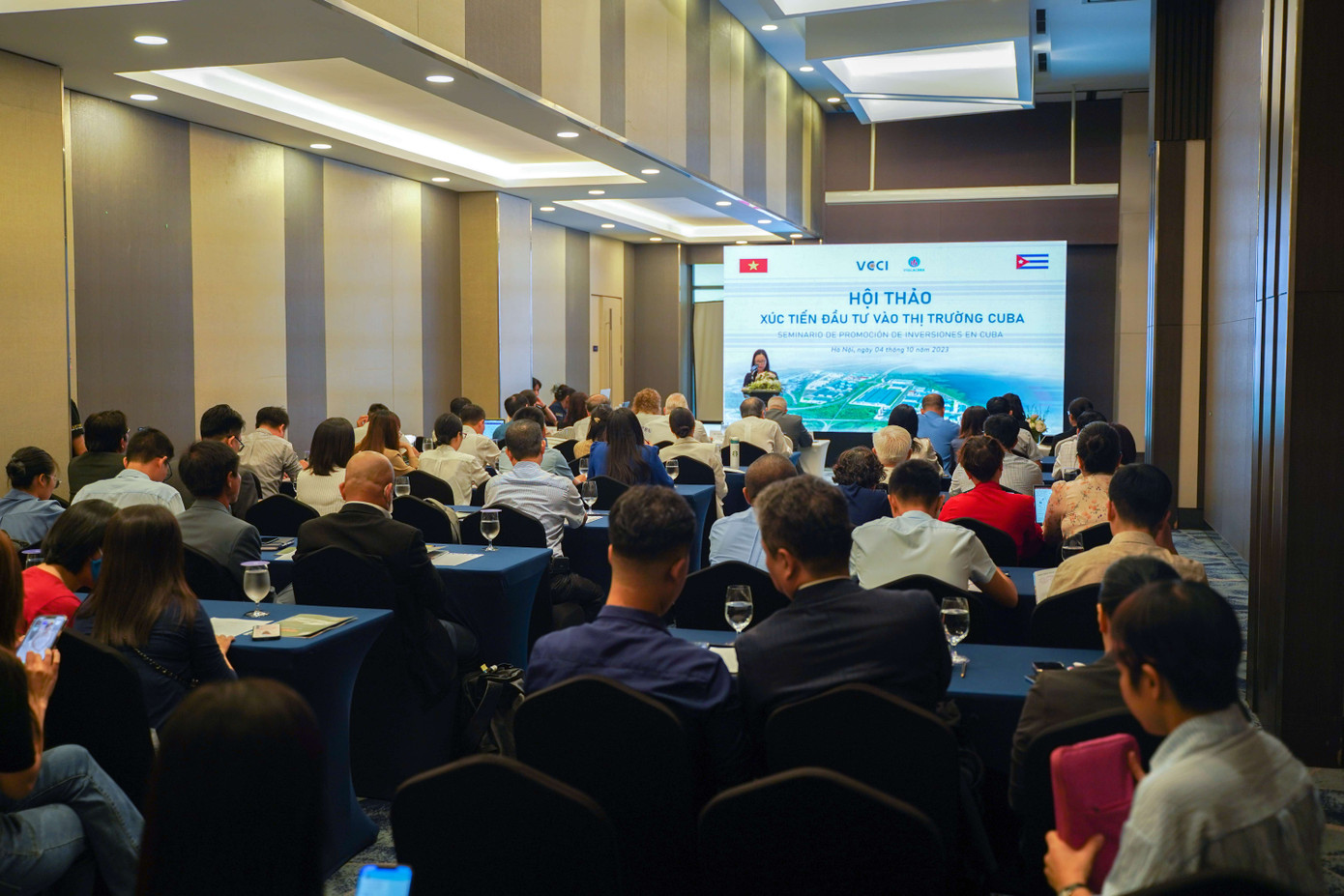 Cuba sẽ dành sự ưu tiên đặc biệt đối với các dự án của nhà đầu tư Việt Nam tại Cuba, nhất là các lĩnh vực như công nghiệp, phát triển cơ sở hạ tầng, tài chính, ngân hàng, thương mại, bán buôn – bán lẻ,