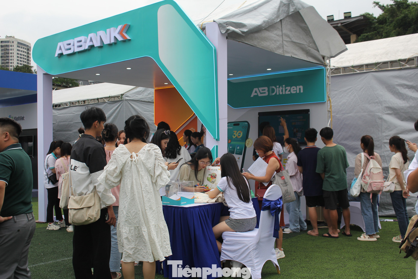 Chỉ với 5 bước đơn giản, dễ dàng thực hiện trên ứng dụng ngân hàng số AB Ditizen, khách hàng sẽ được mở thẻ online hoàn toàn miễn phí và có thể sử dụng để chuyển tiền, nhận tiền, thanh toán hóa đơn ngay tức thì.